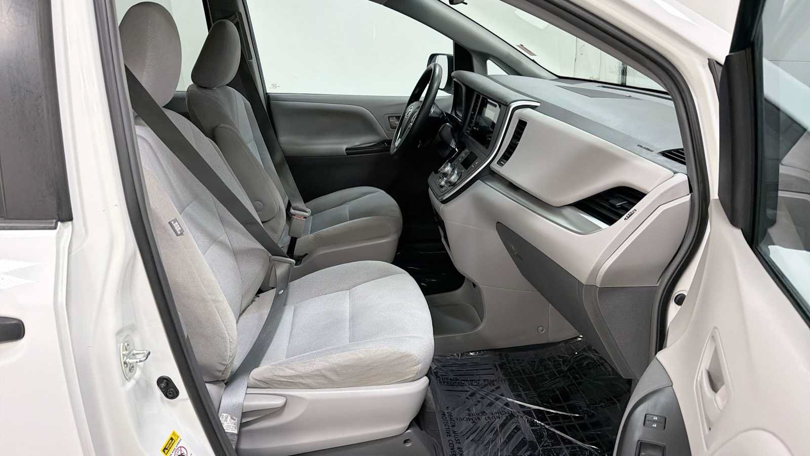Used 2015 Toyota Sienna L FWD image 29