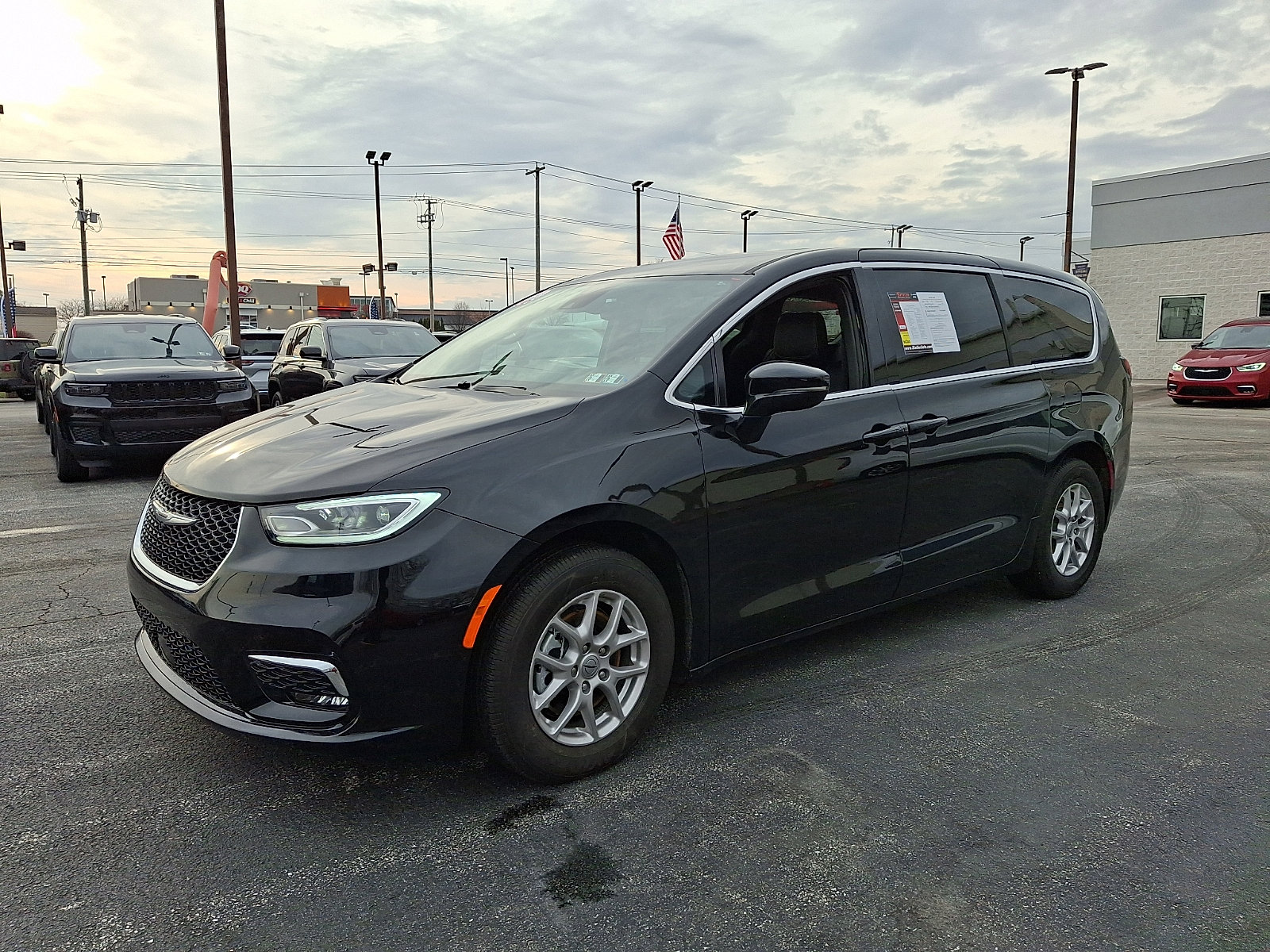 Certified 2025 Chrysler Pacifica Select image 4