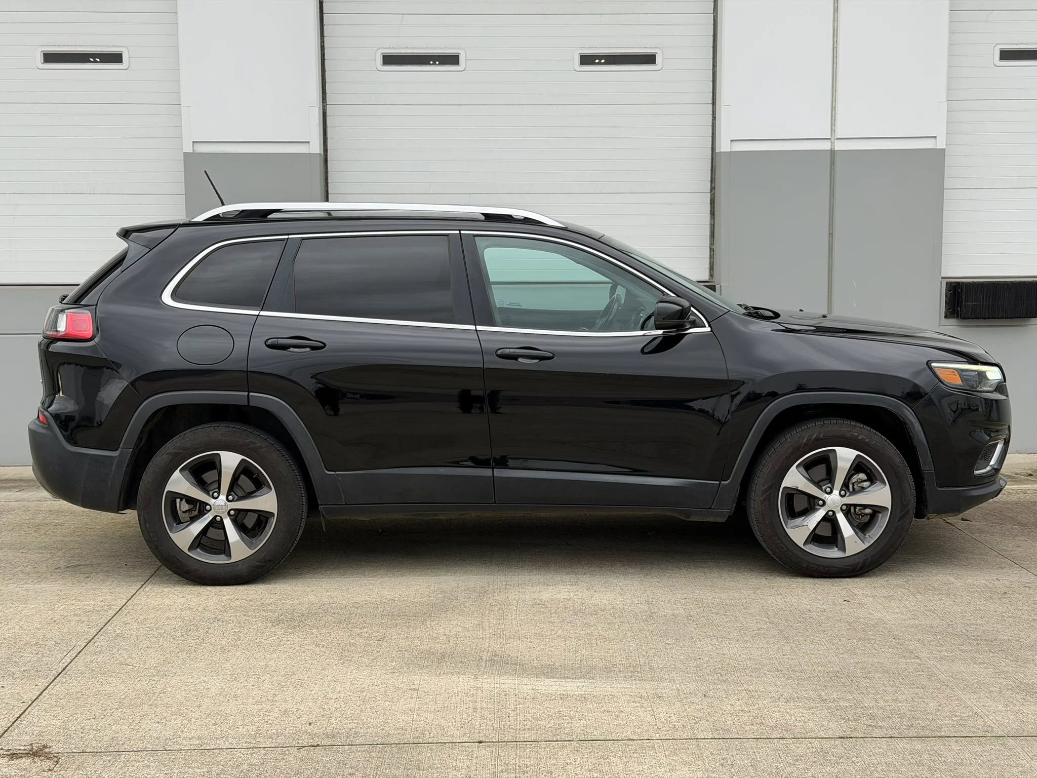 Used 2019 Jeep Cherokee Limited image 6