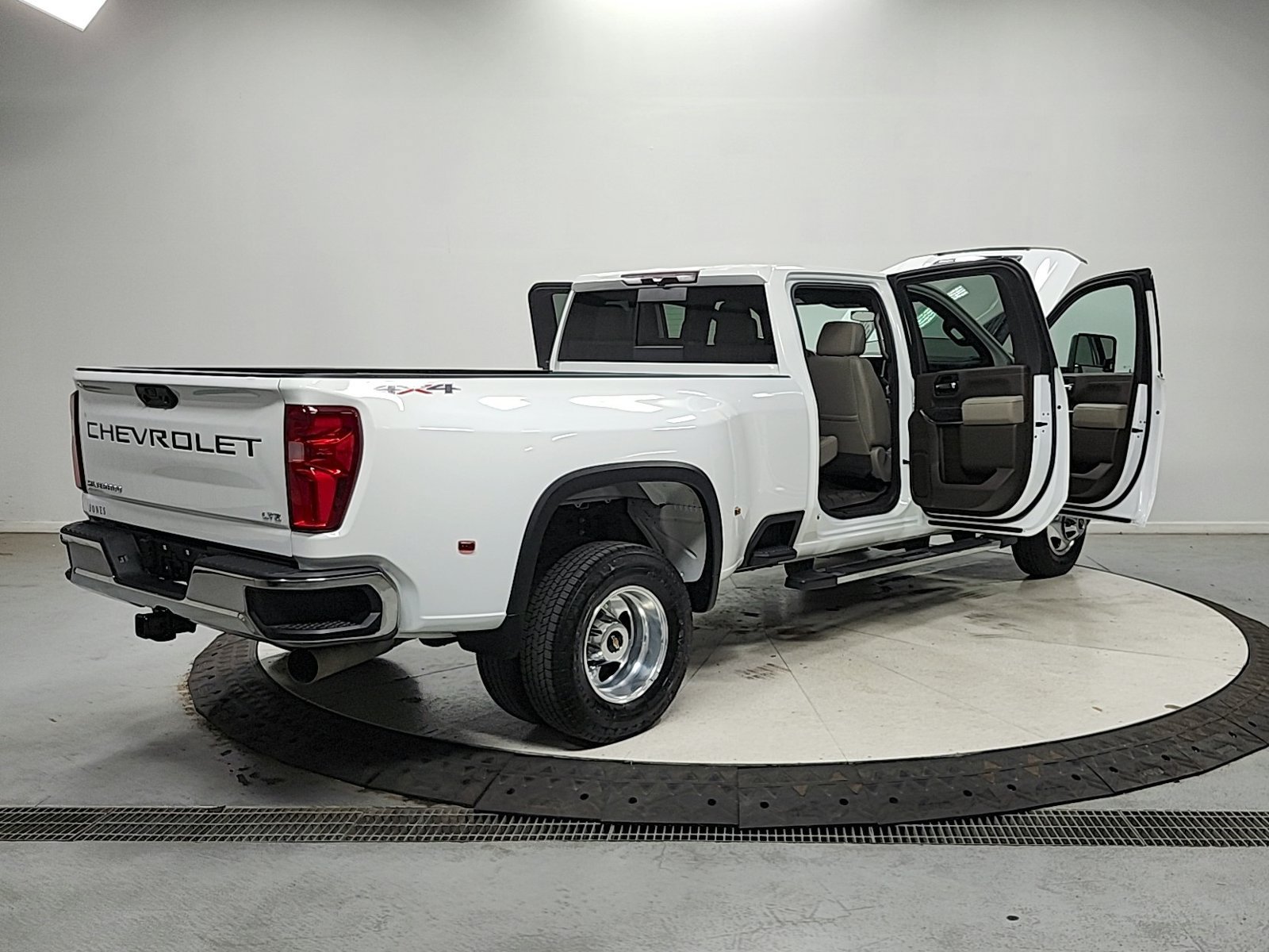 Used 2023 Chevrolet Silverado 3500 LTZ w/ LTZ Convenience Package AWD/4WD image 25