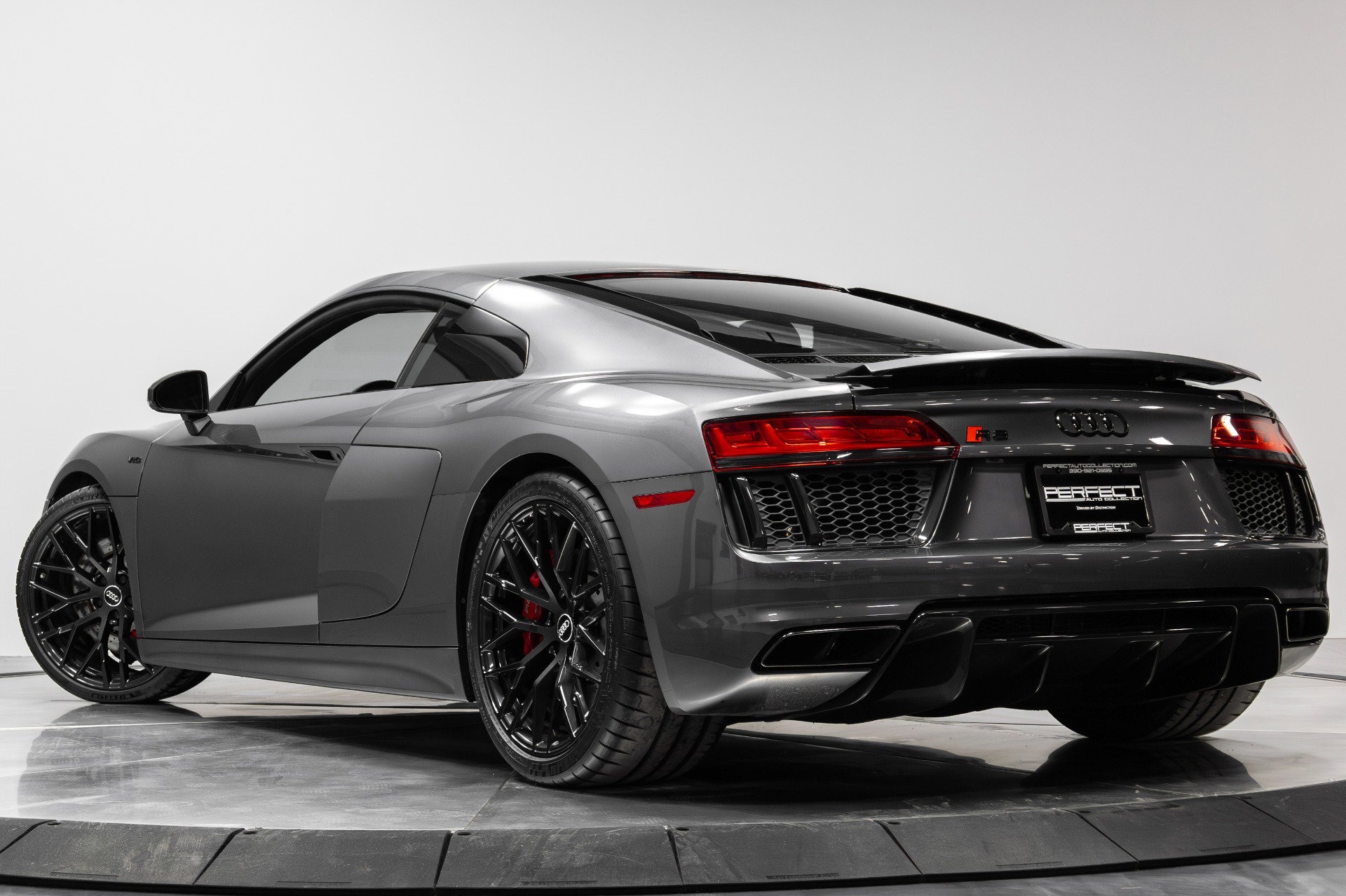 Used 2018 Audi R8 V10 w/ Premium Package image 41