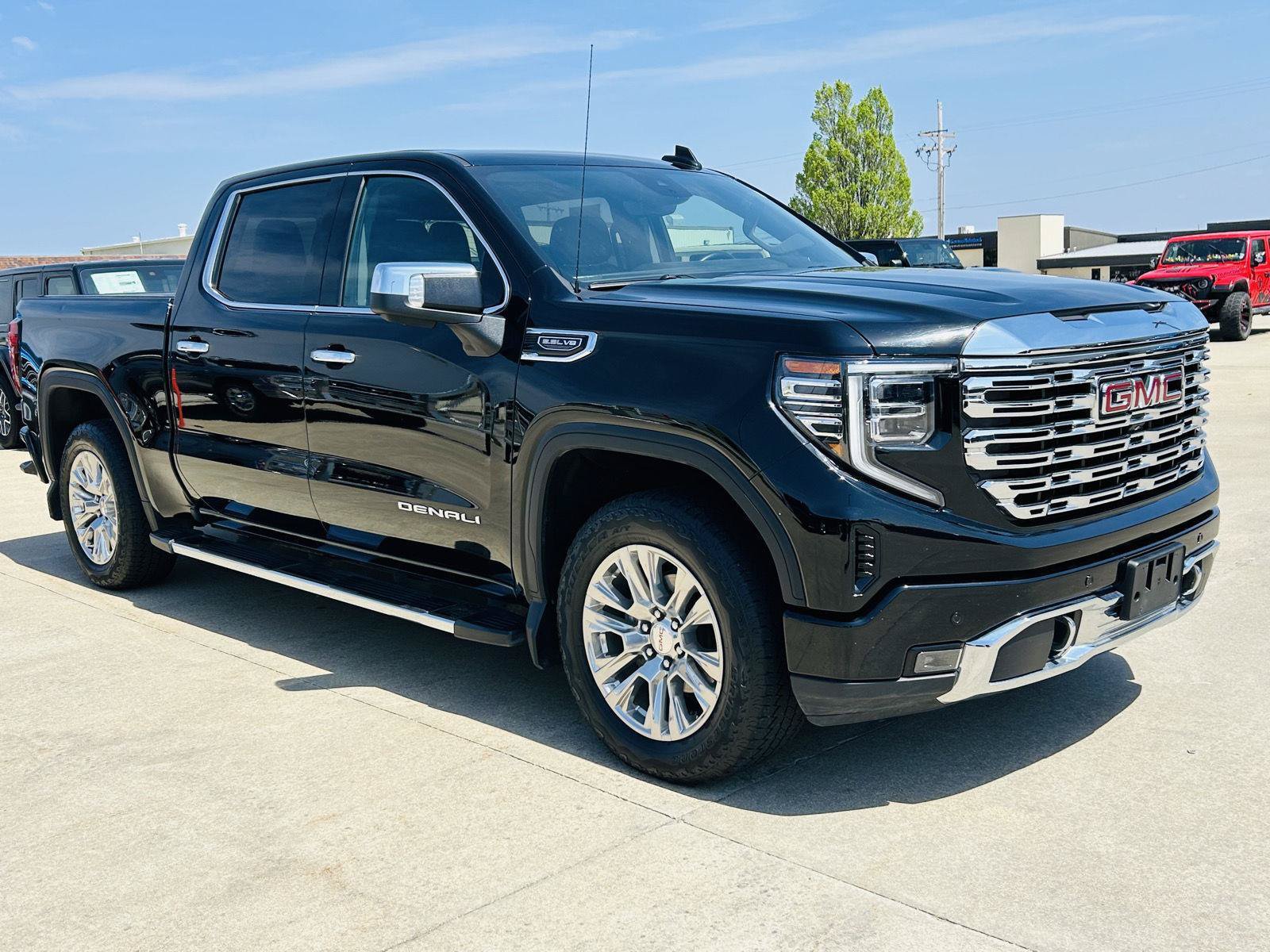 Used 2023 GMC Sierra 1500 Denali w/ Technology Package AWD/4WD image 2
