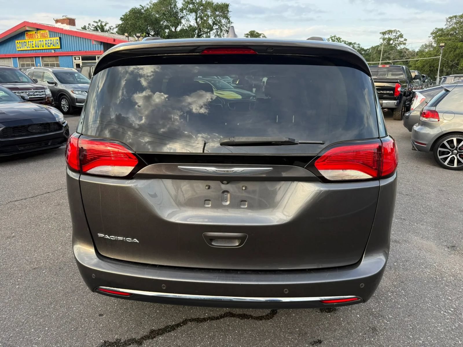 Used 2017 Chrysler Pacifica Touring-L Plus FWD image 6
