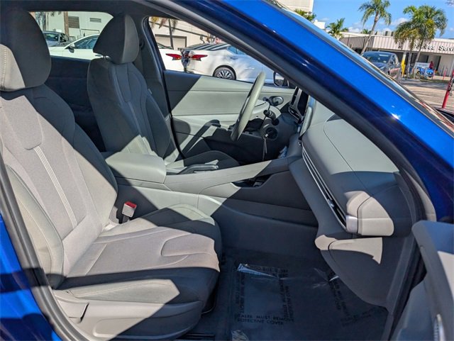 Used 2025 Hyundai Elantra SE image 18