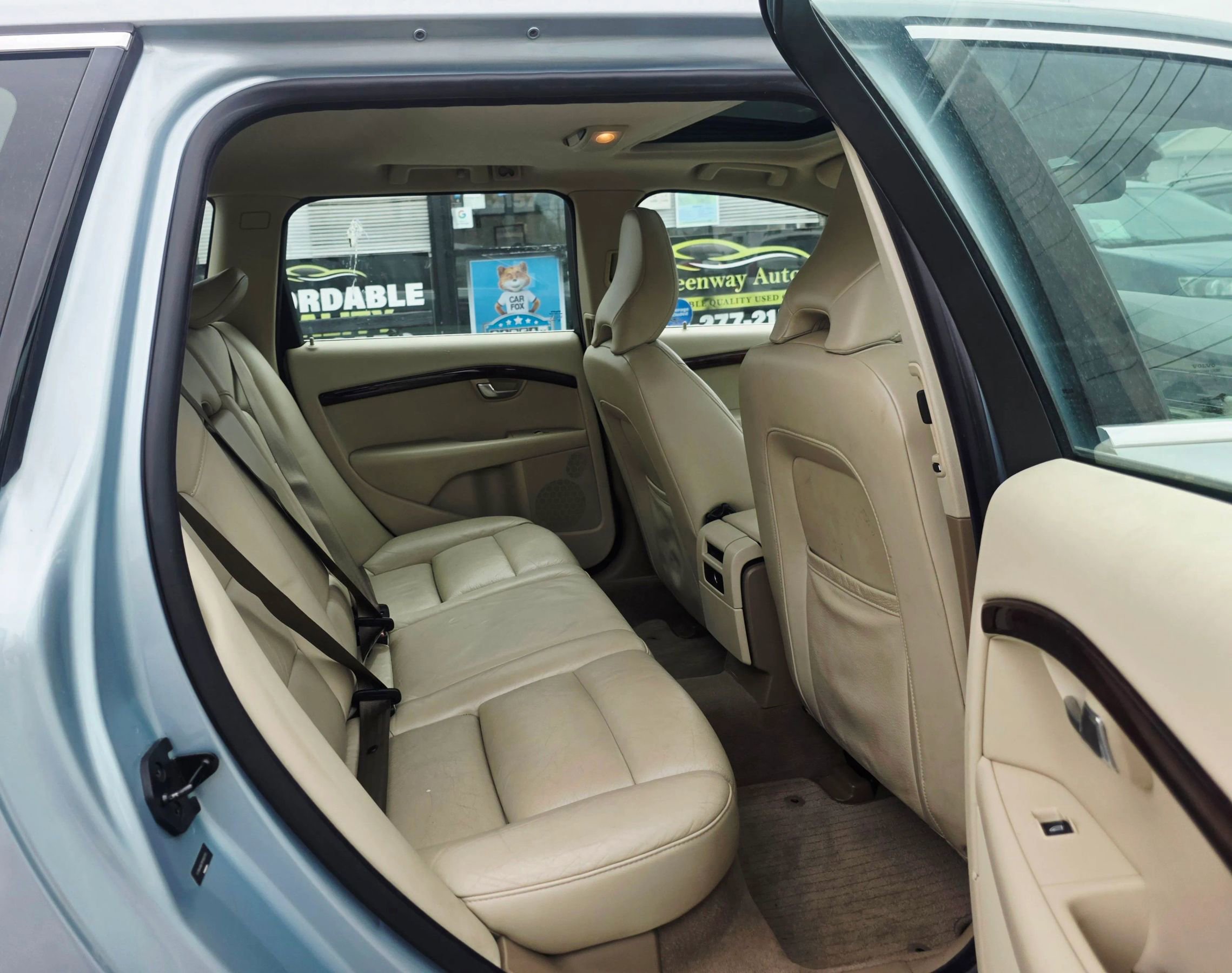 Used 2009 Volvo V70 FWD image 16