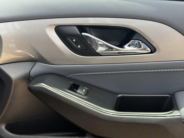 Used 2020 Chevrolet Traverse LT FWD image 18