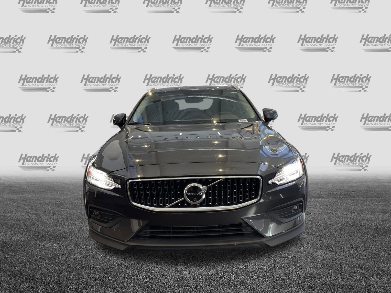 Used 2025 Volvo V60 B5 Cross Country Plus AWD/4WD image 3