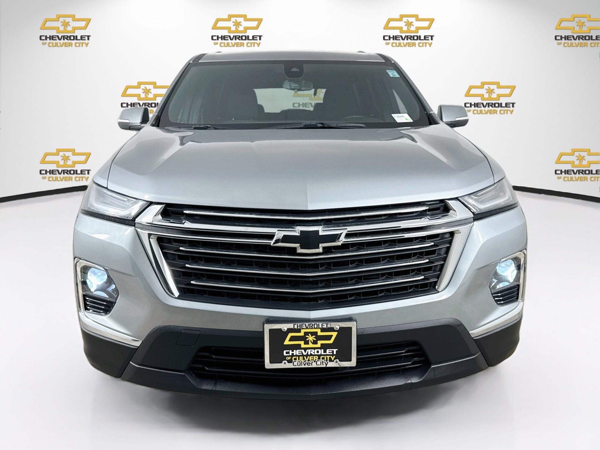 Used 2023 Chevrolet Traverse LT FWD image 2