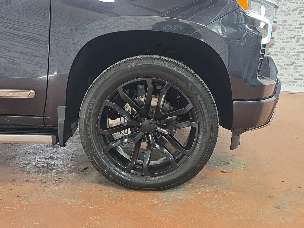 Used 2023 Chevrolet Silverado 1500 High Country w/ Technology Package image 10