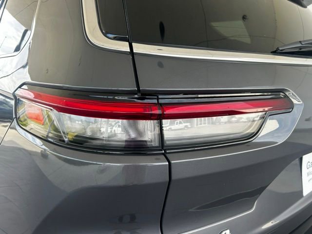 Used 2024 Jeep Grand Cherokee L Limited w/ Luxury Tech Group II image 16