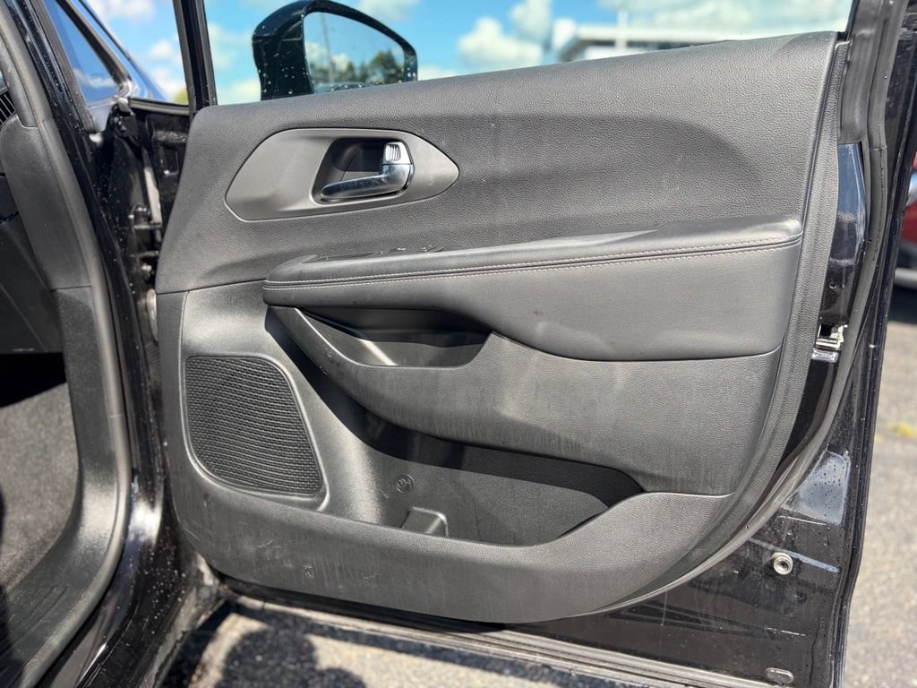 Certified 2025 Chrysler Pacifica Select FWD image 18