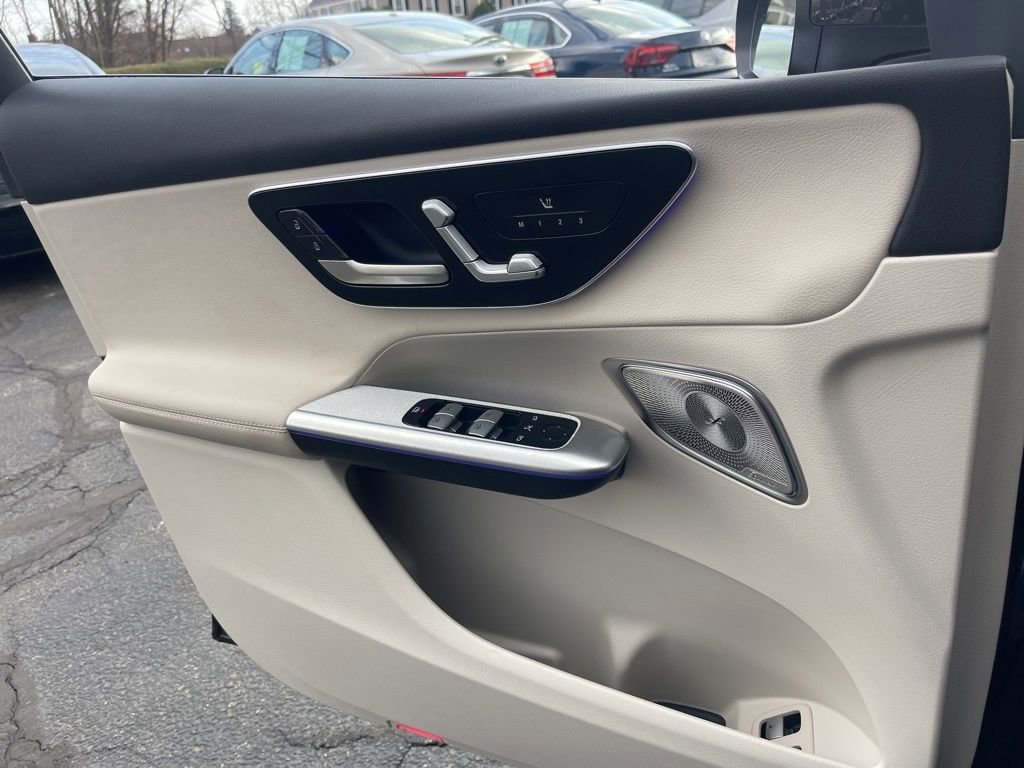 Used 2025 Mercedes-Benz GLC 350e 4MATIC image 9