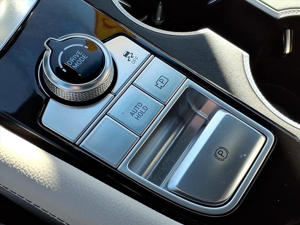 Used 2025 Genesis G70 2.5T image 15