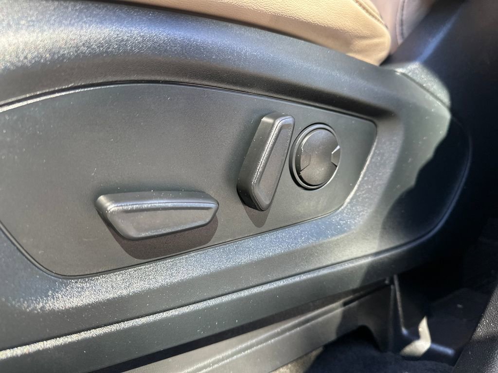 Used 2022 Ford Explorer XLT w/ Equipment Group 202A image 4