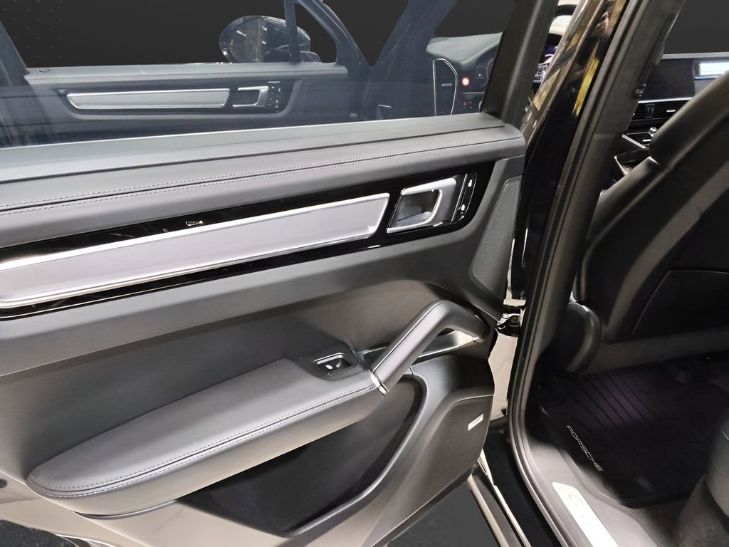 Used 2023 Porsche Cayenne Turbo image 18