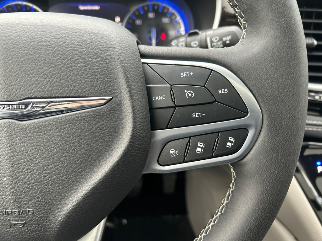 Used 2024 Chrysler Pacifica Limited image 18
