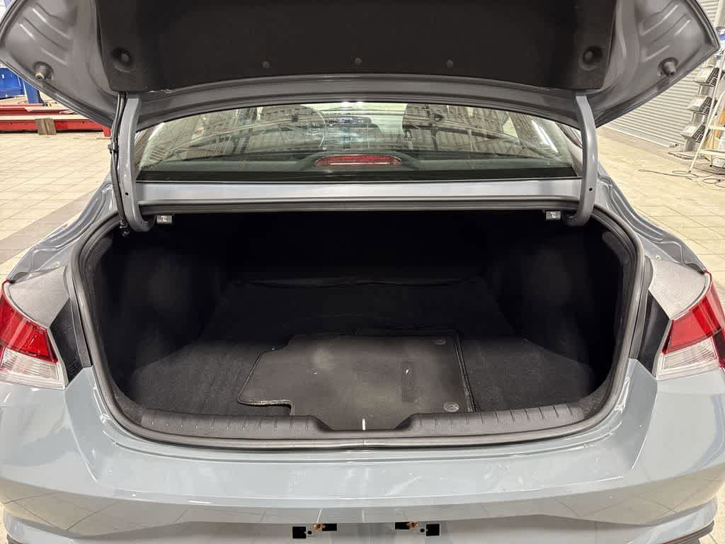 Used 2022 Hyundai Elantra SE FWD image 11
