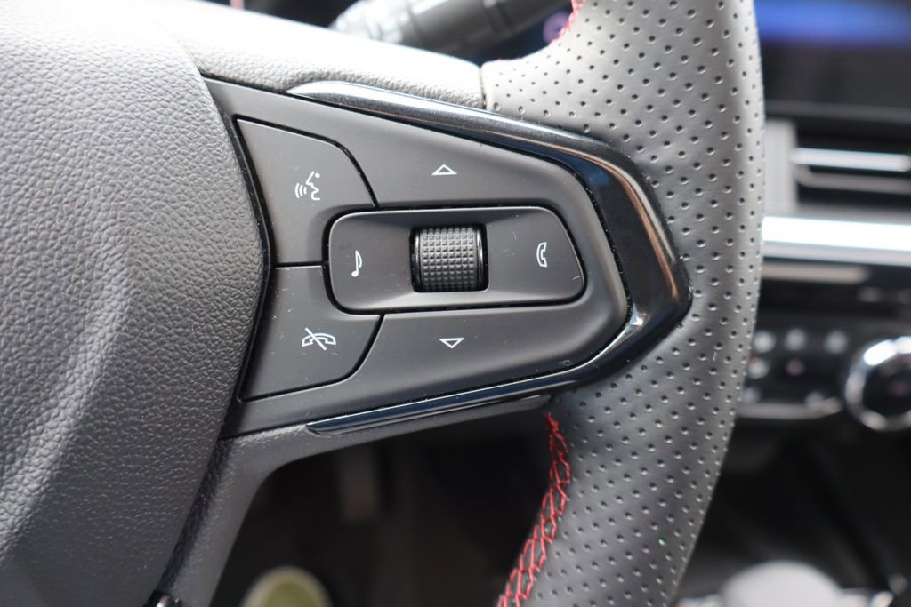 Used 2024 Chevrolet Trax RS w/ Sunroof Package image 8