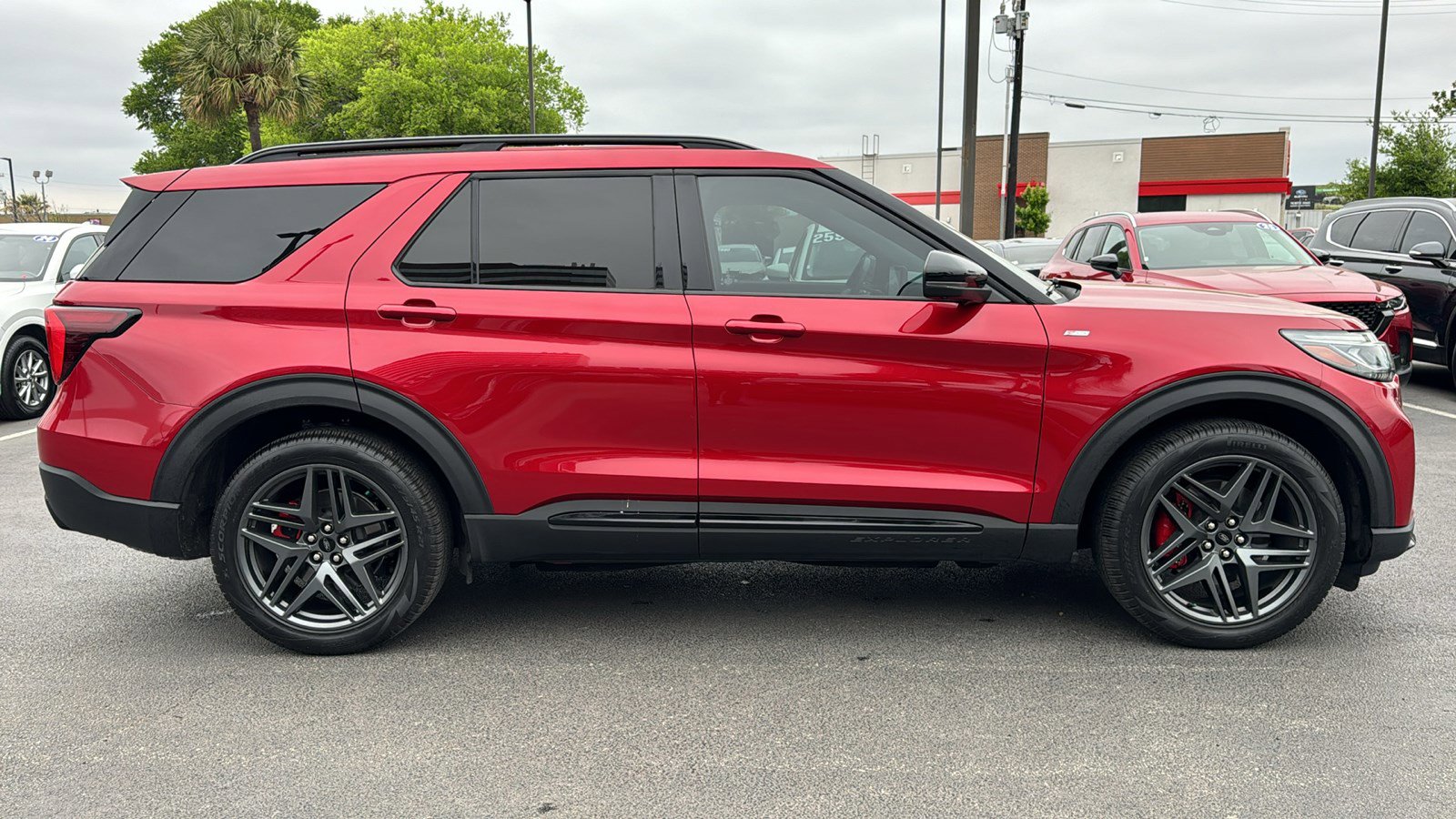Used 2025 Ford Explorer ST-Line w/ Premium Package image 9