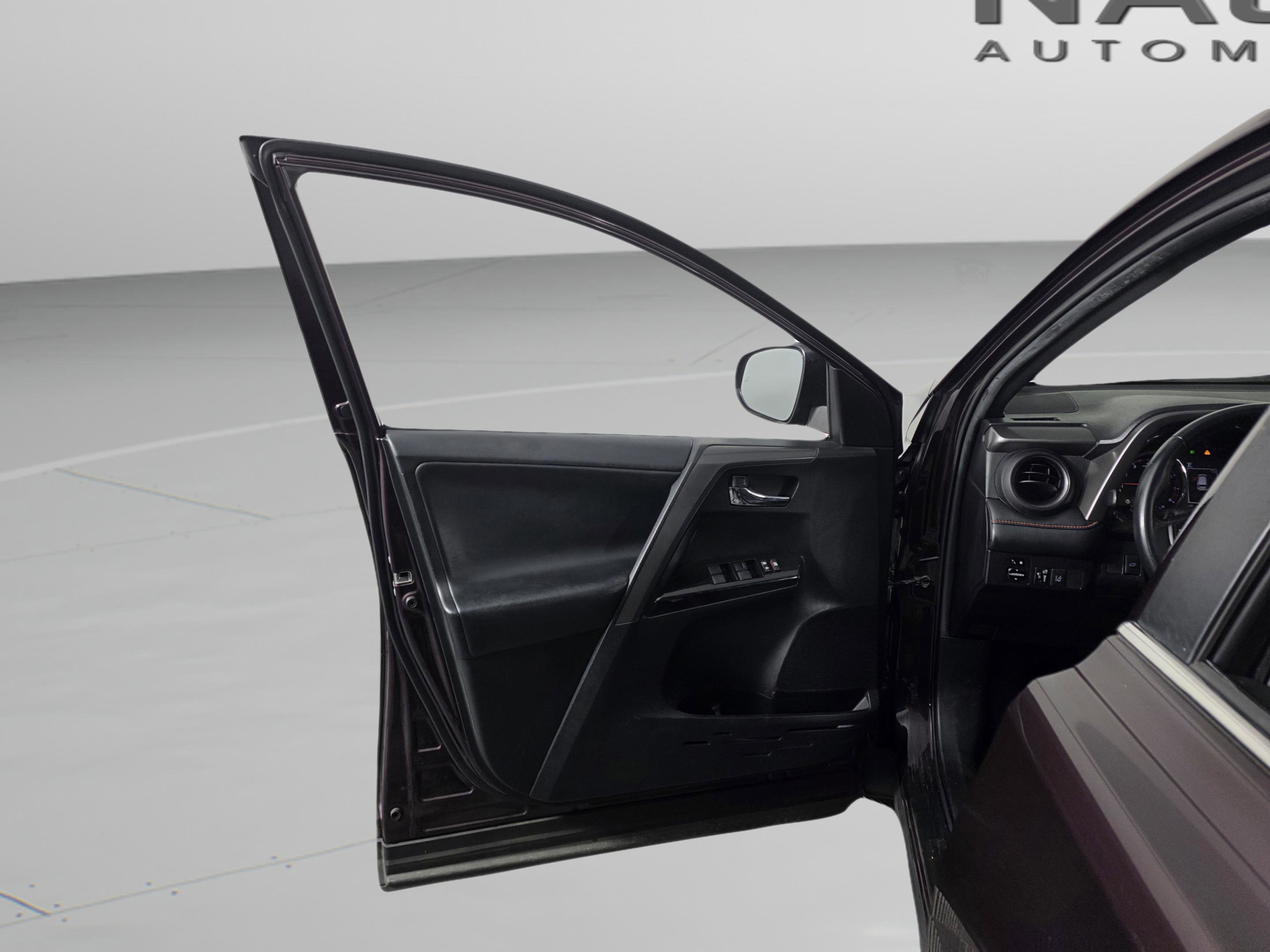 Used 2018 Toyota RAV4 SE image 24