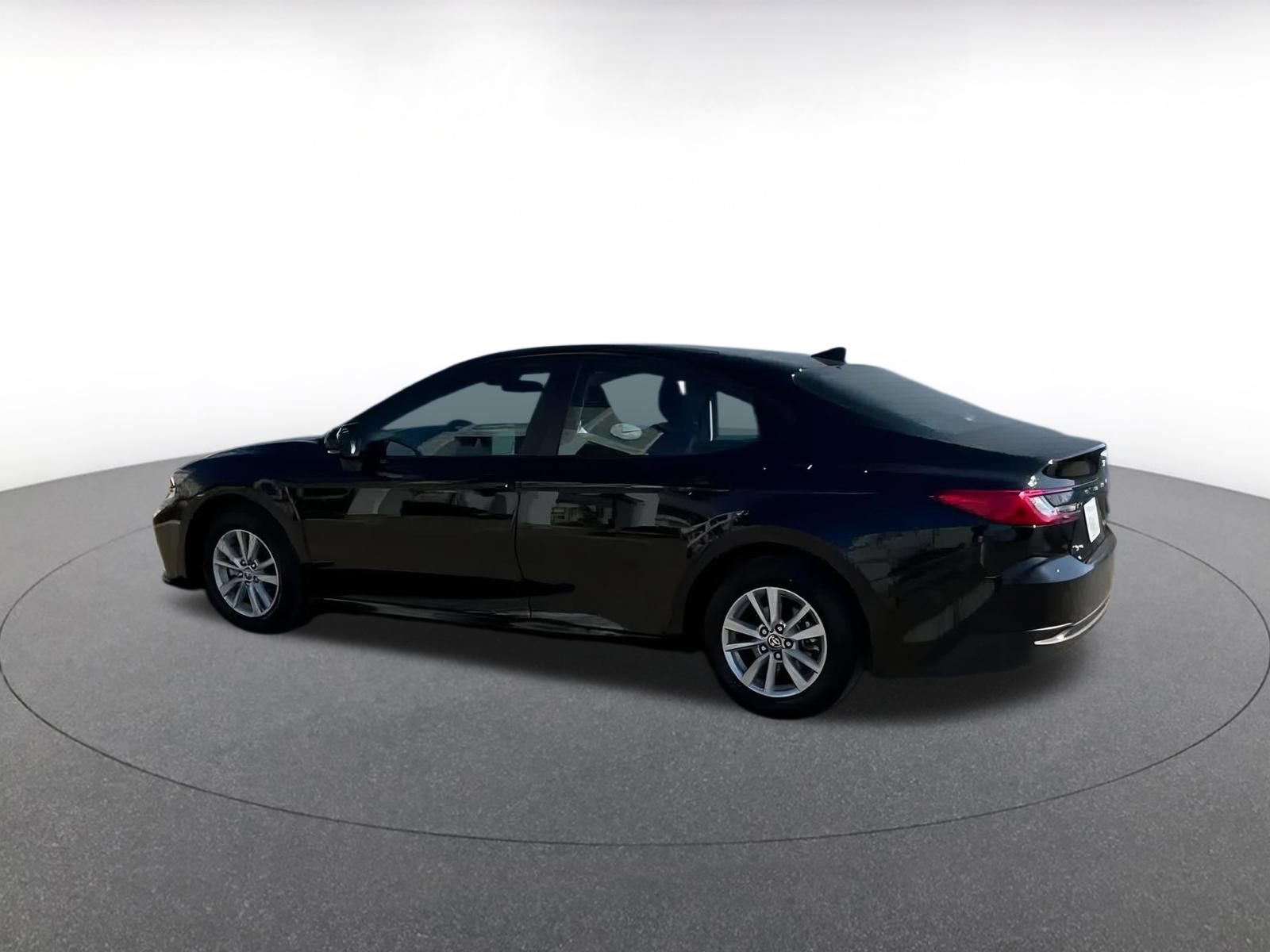 Used 2025 Toyota Camry LE image 9