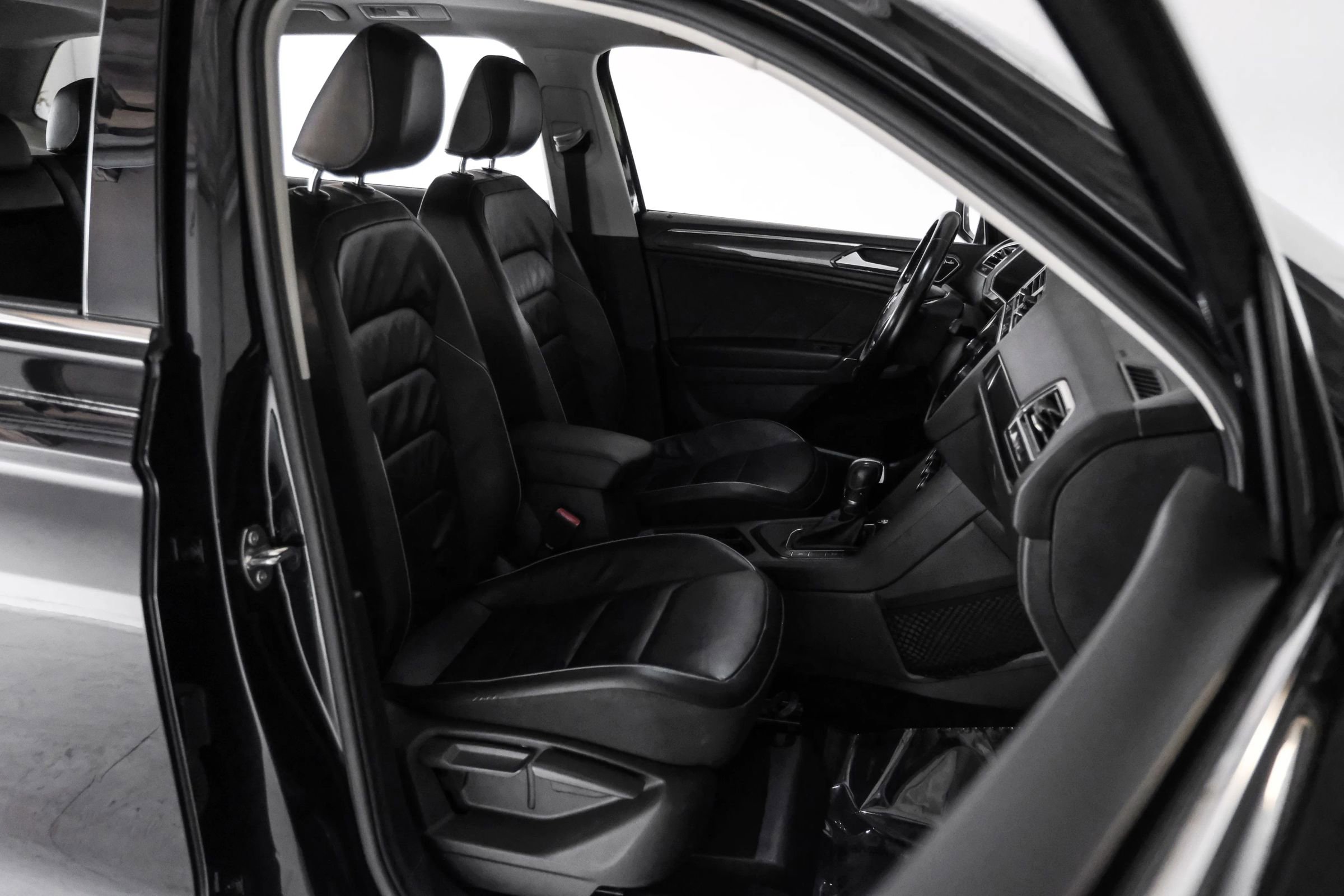 Used 2018 Volkswagen Tiguan SEL Premium image 27