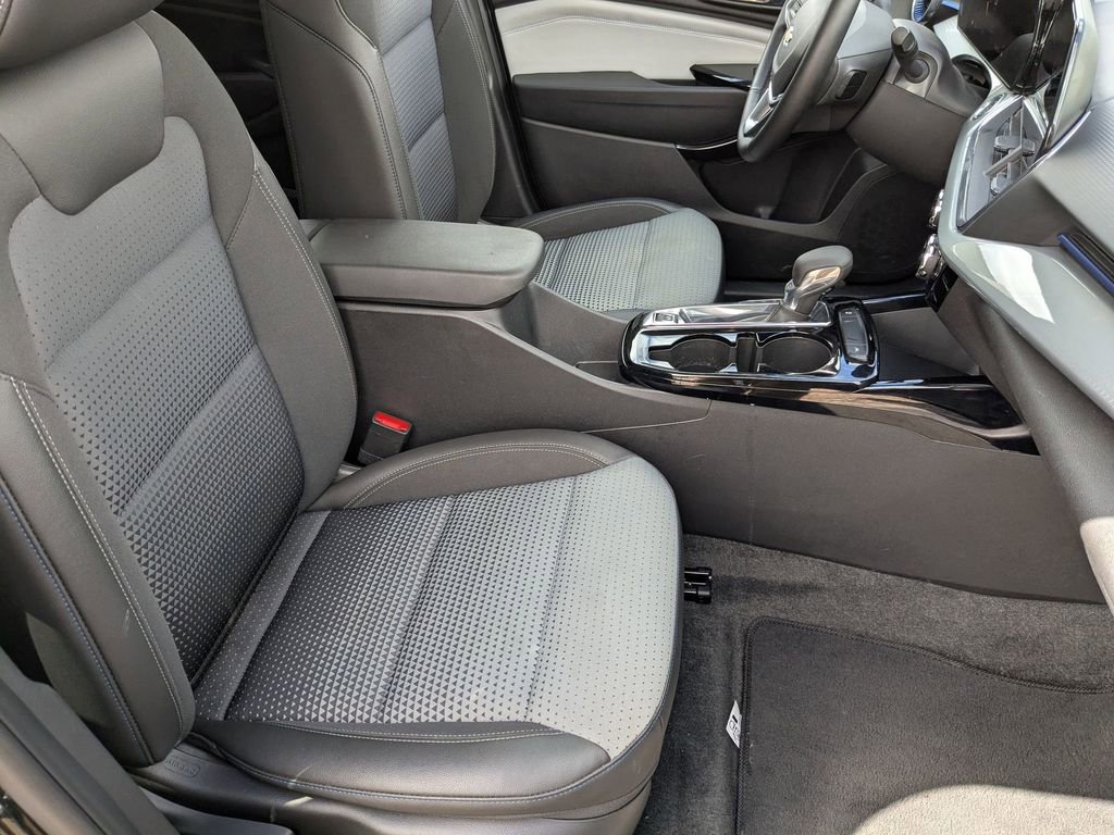 Used 2025 Chevrolet Trax LT w/ LT Convenience Package image 32