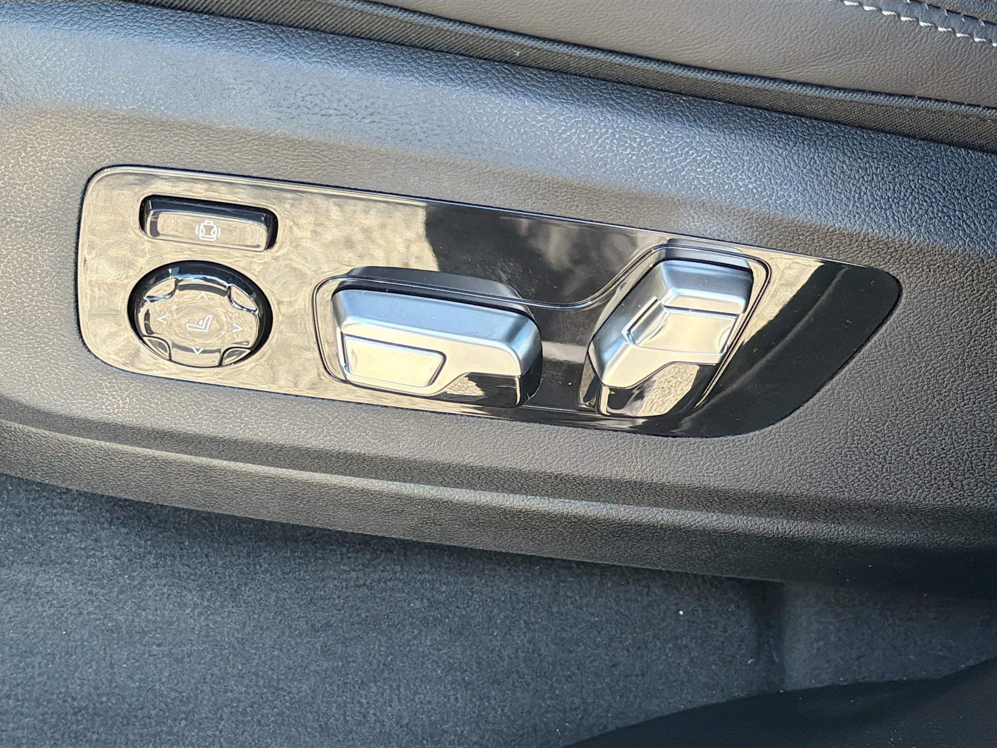 New 2026 BMW X5 xDrive50e w/ Executive Package image 25