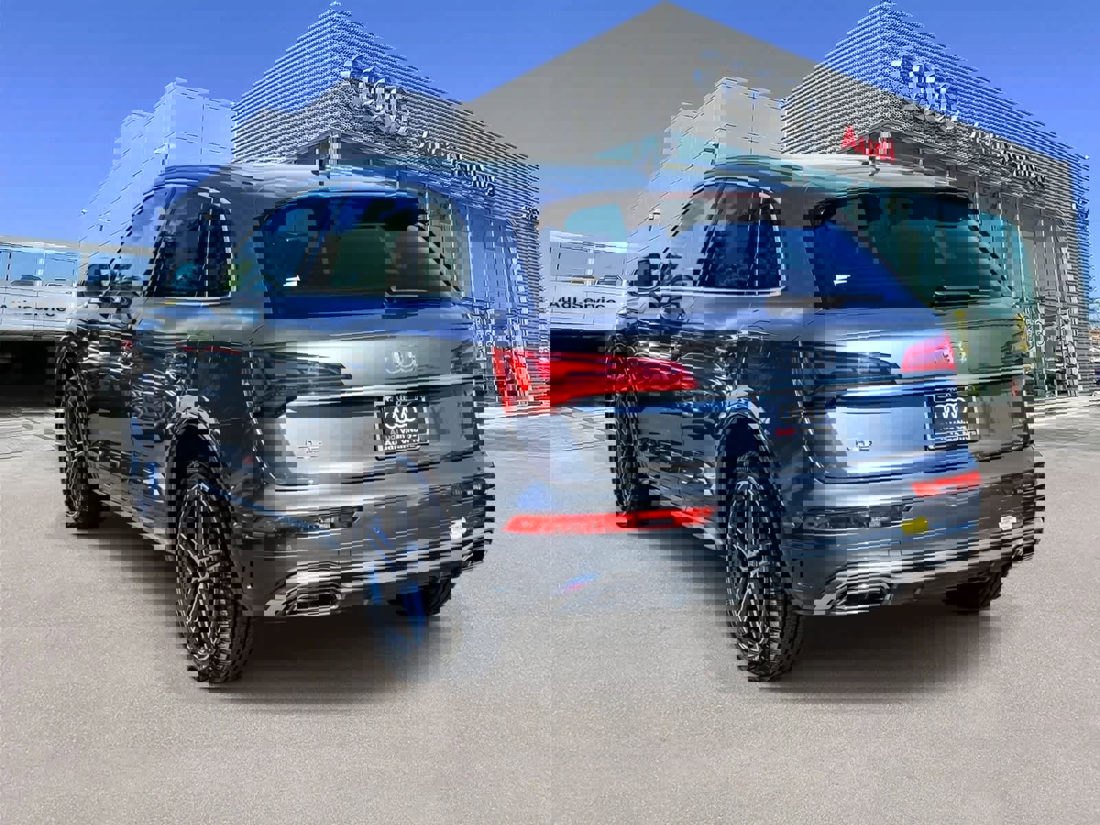 Used 2022 Audi Q5 e Premium w/ Convenience Package image 2