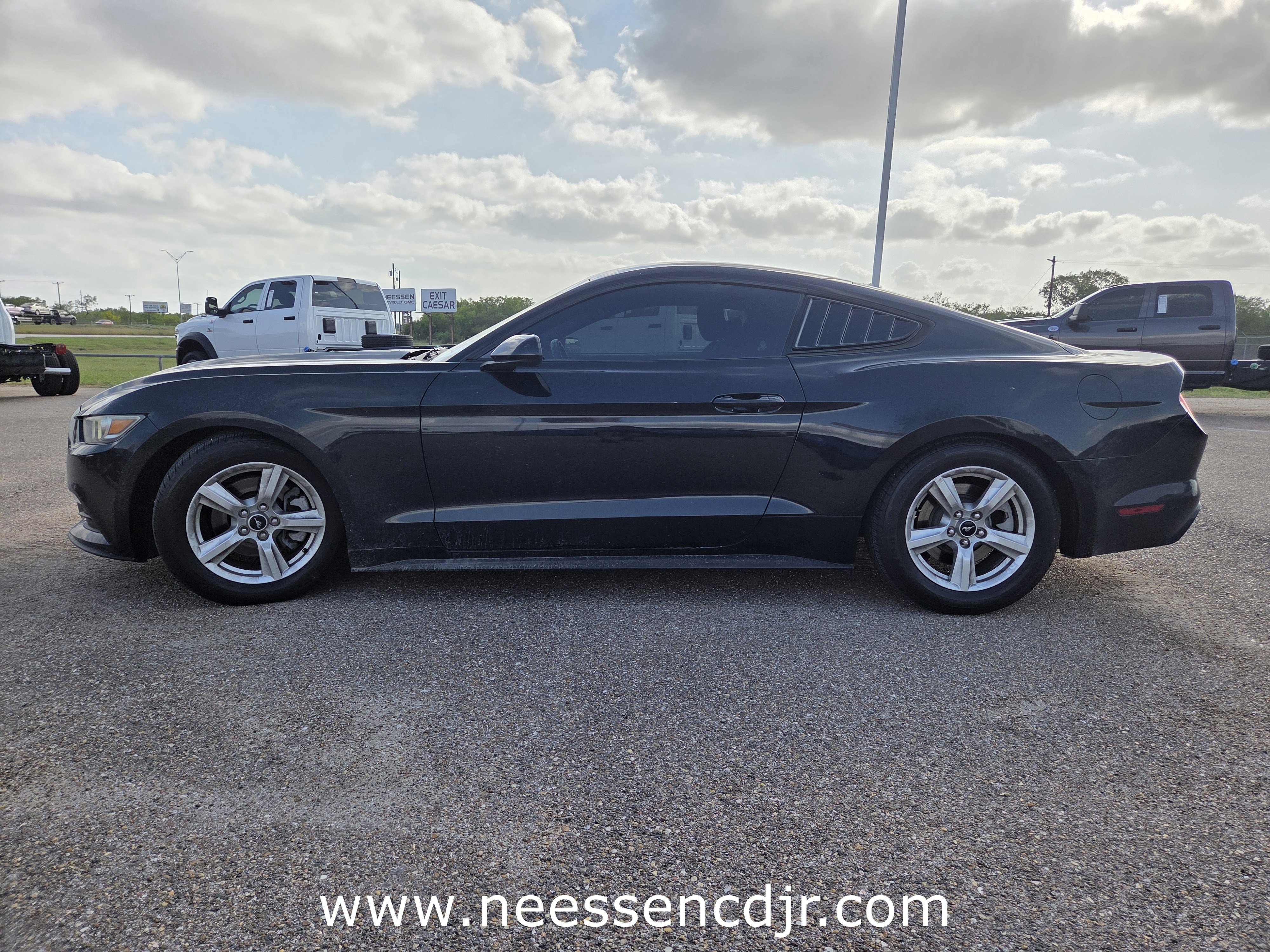 Used 2017 Ford Mustang Coupe image 4