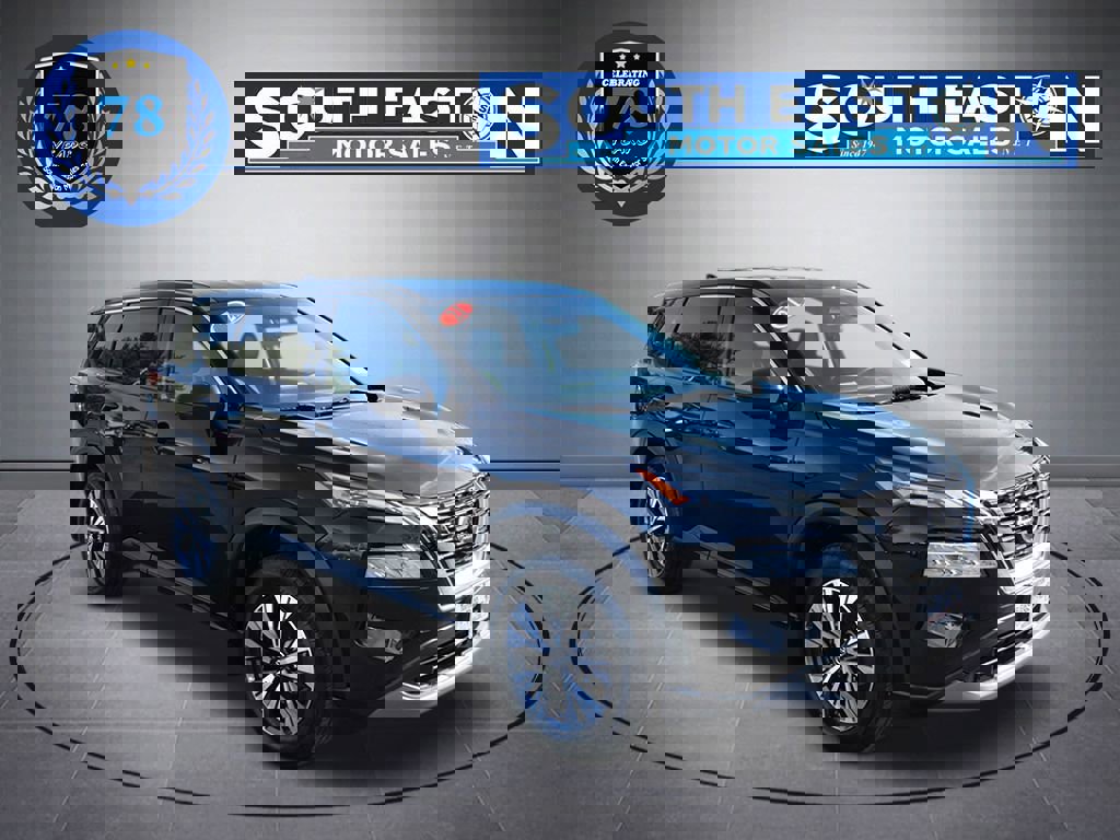 Used 2021 Nissan Rogue SV image 2