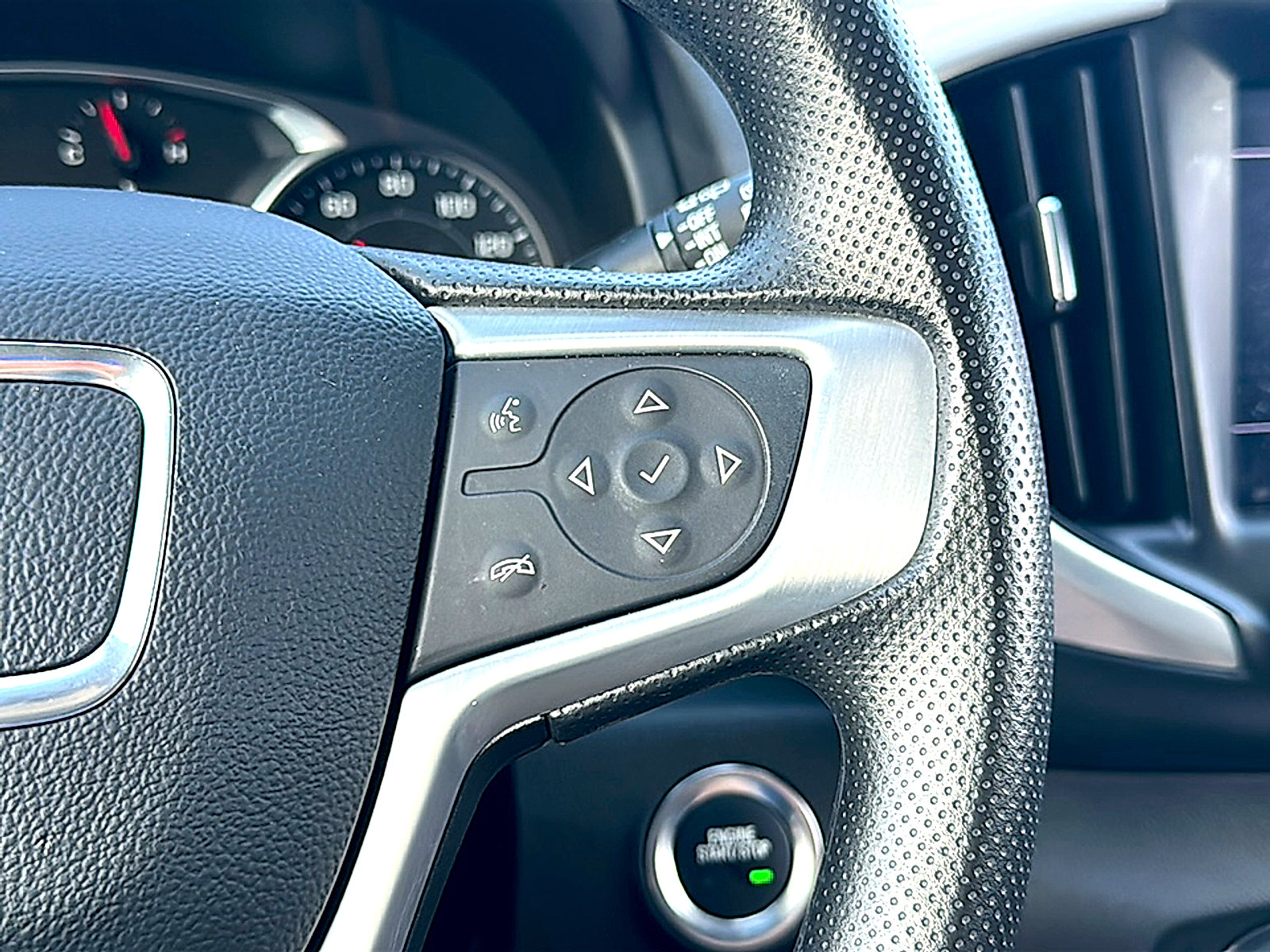 Used 2024 GMC Terrain SLE w/ Driver Convenience Package FWD image 30