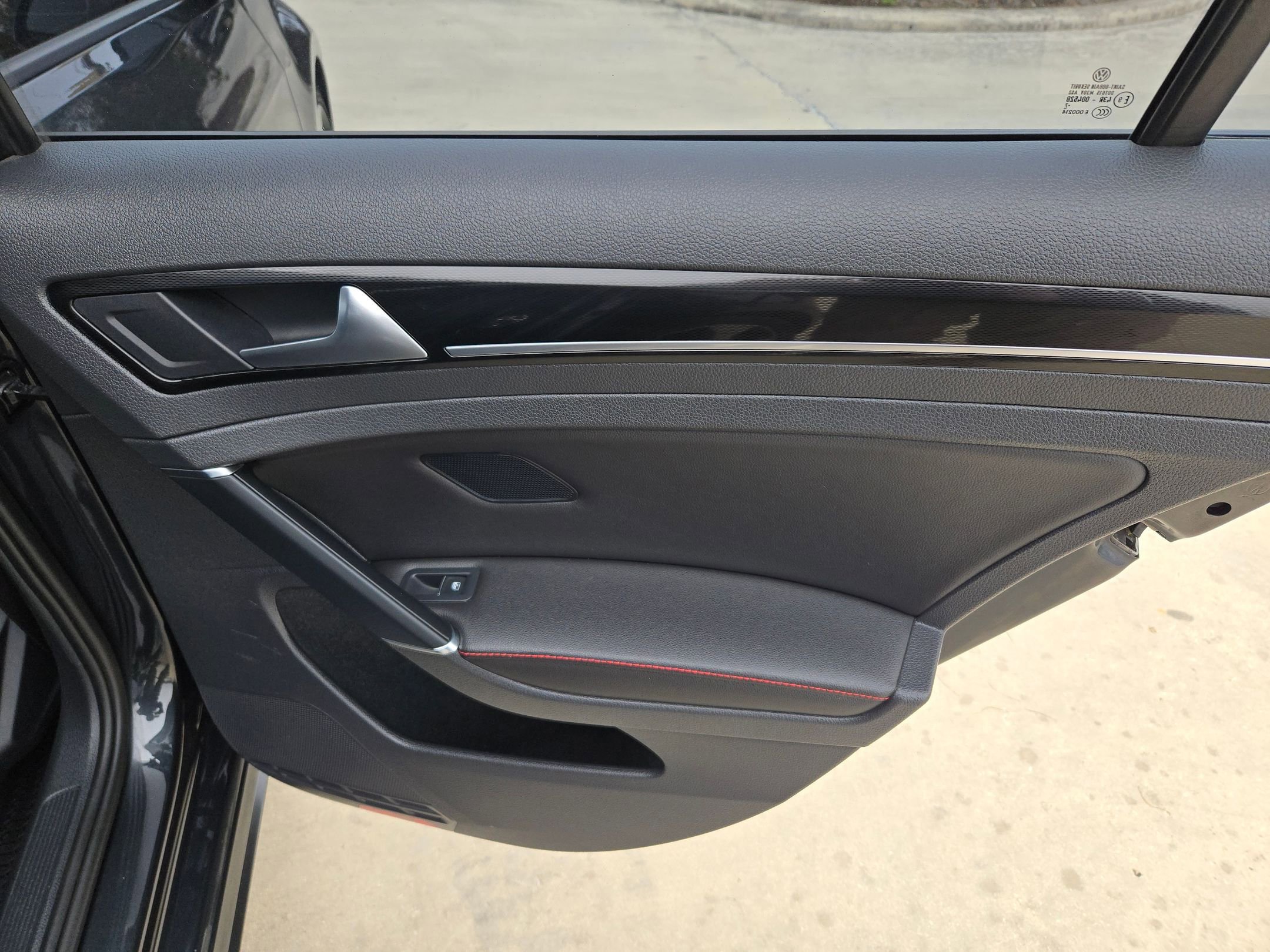 Used 2017 Volkswagen GTI SE image 27