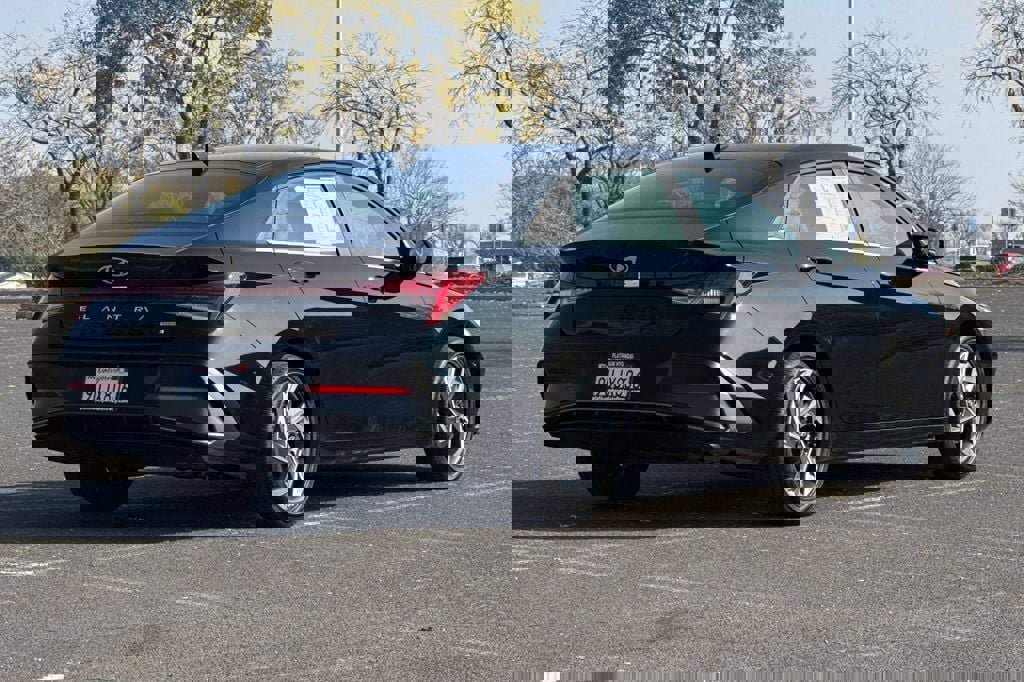 Used 2025 Hyundai Elantra Limited image 4