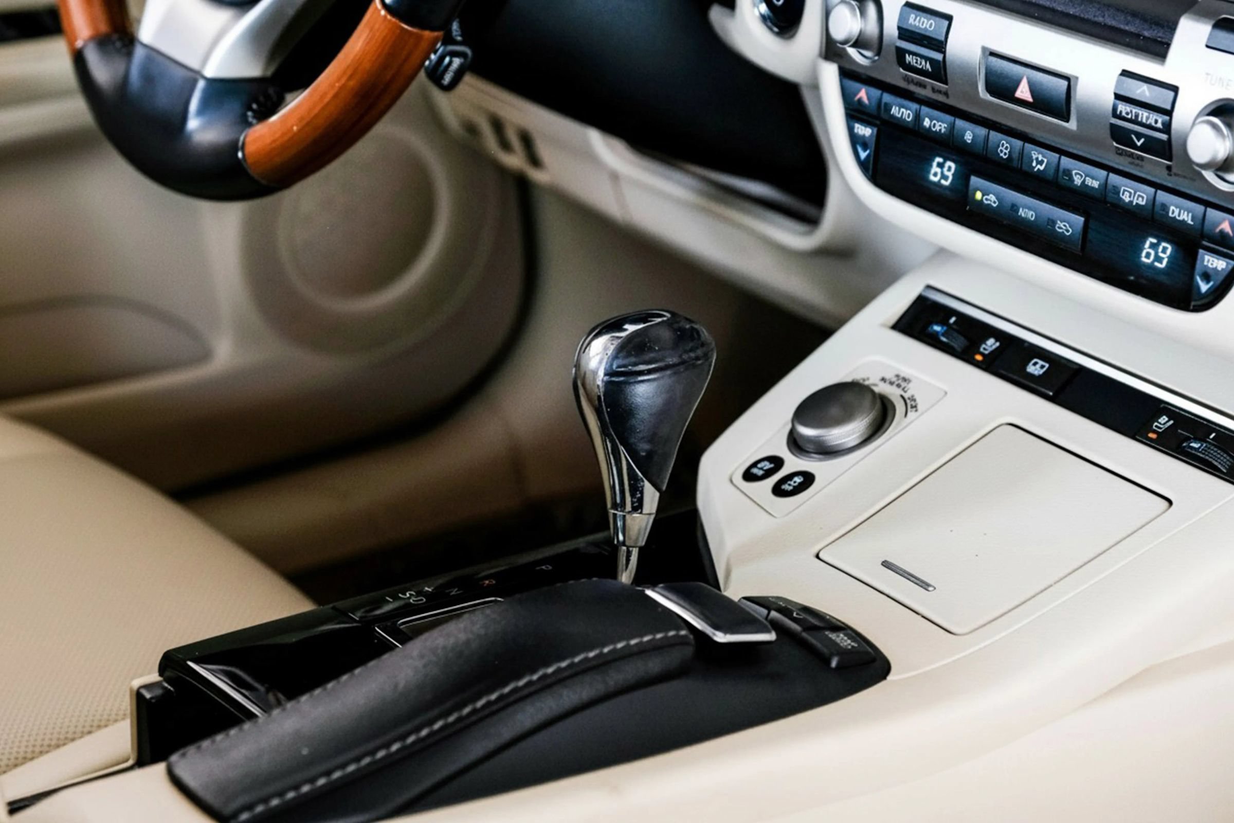 Used 2014 Lexus ES 300h w/ Luxury Package w/Bamboo Trim FWD image 24