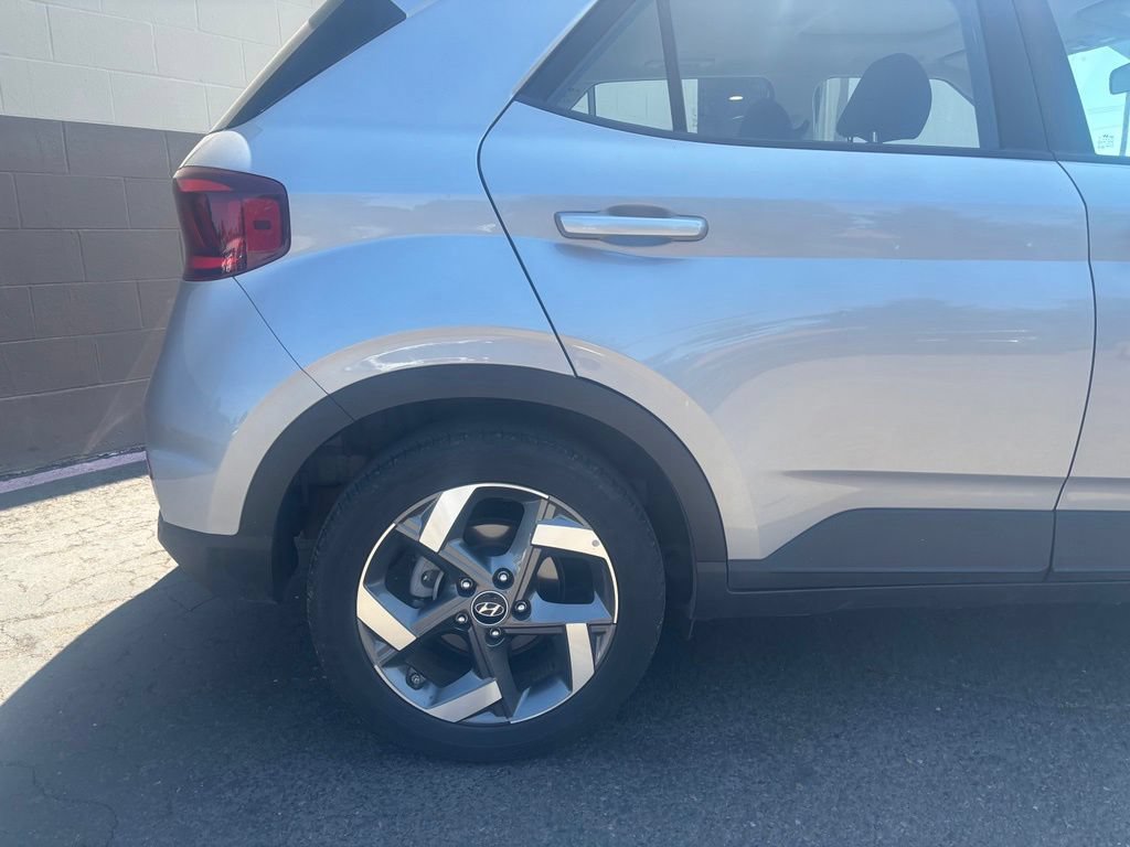 Used 2025 Hyundai Venue SEL FWD image 4