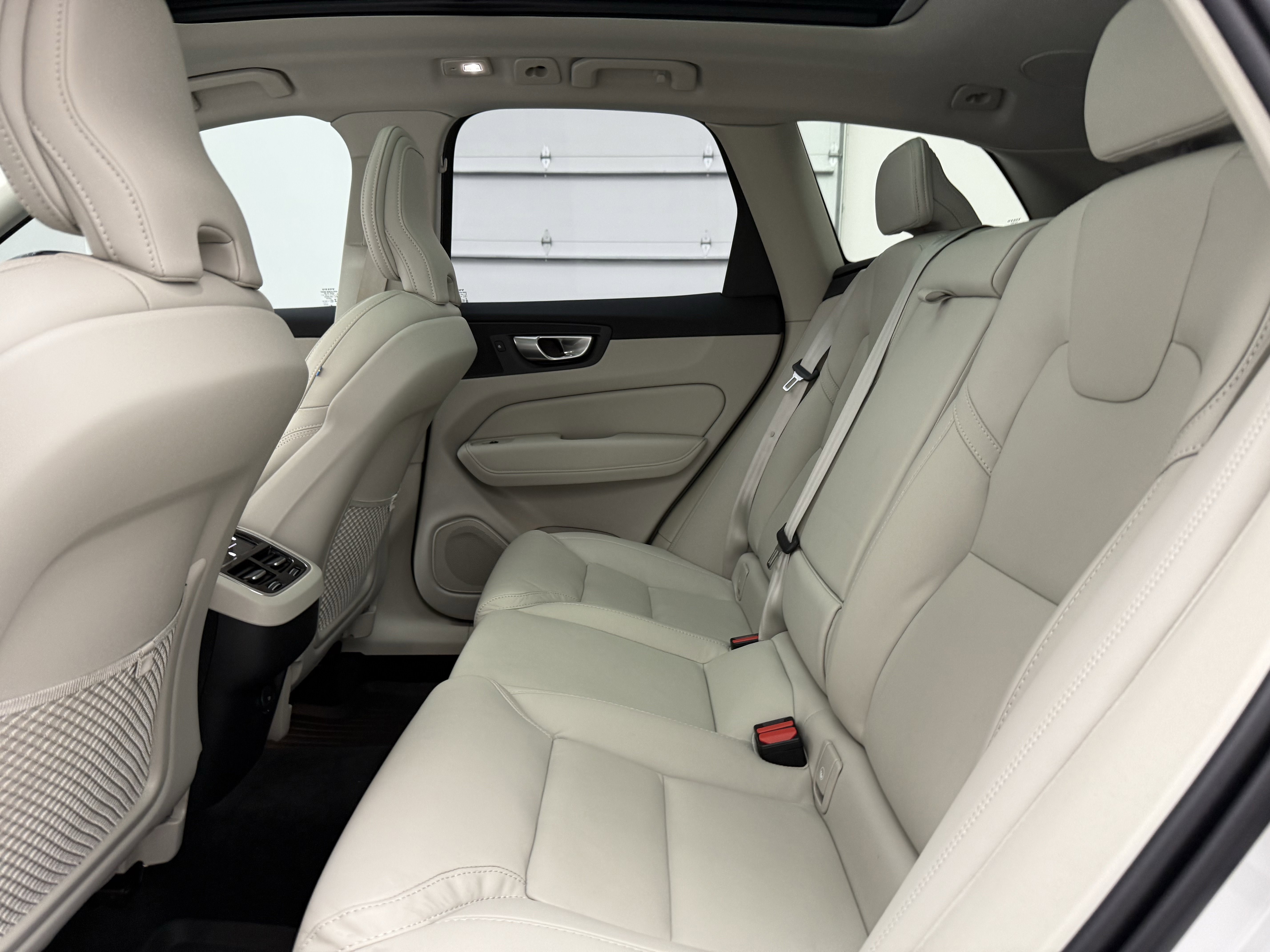 Certified 2024 Volvo XC60 B5 Ultimate w/ Protection Package Premier image 24