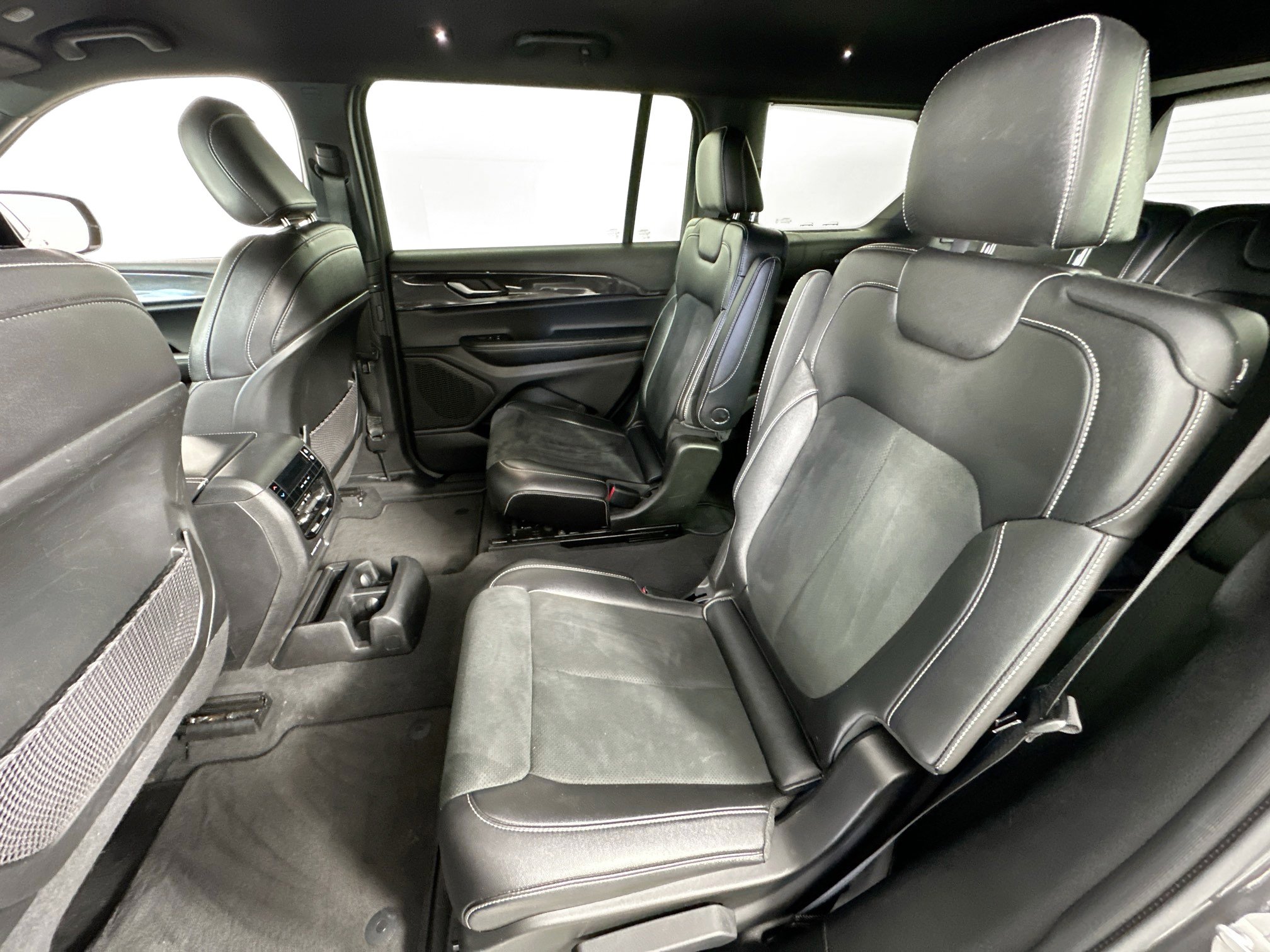 Used 2023 Jeep Grand Cherokee L Laredo AWD/4WD image 23