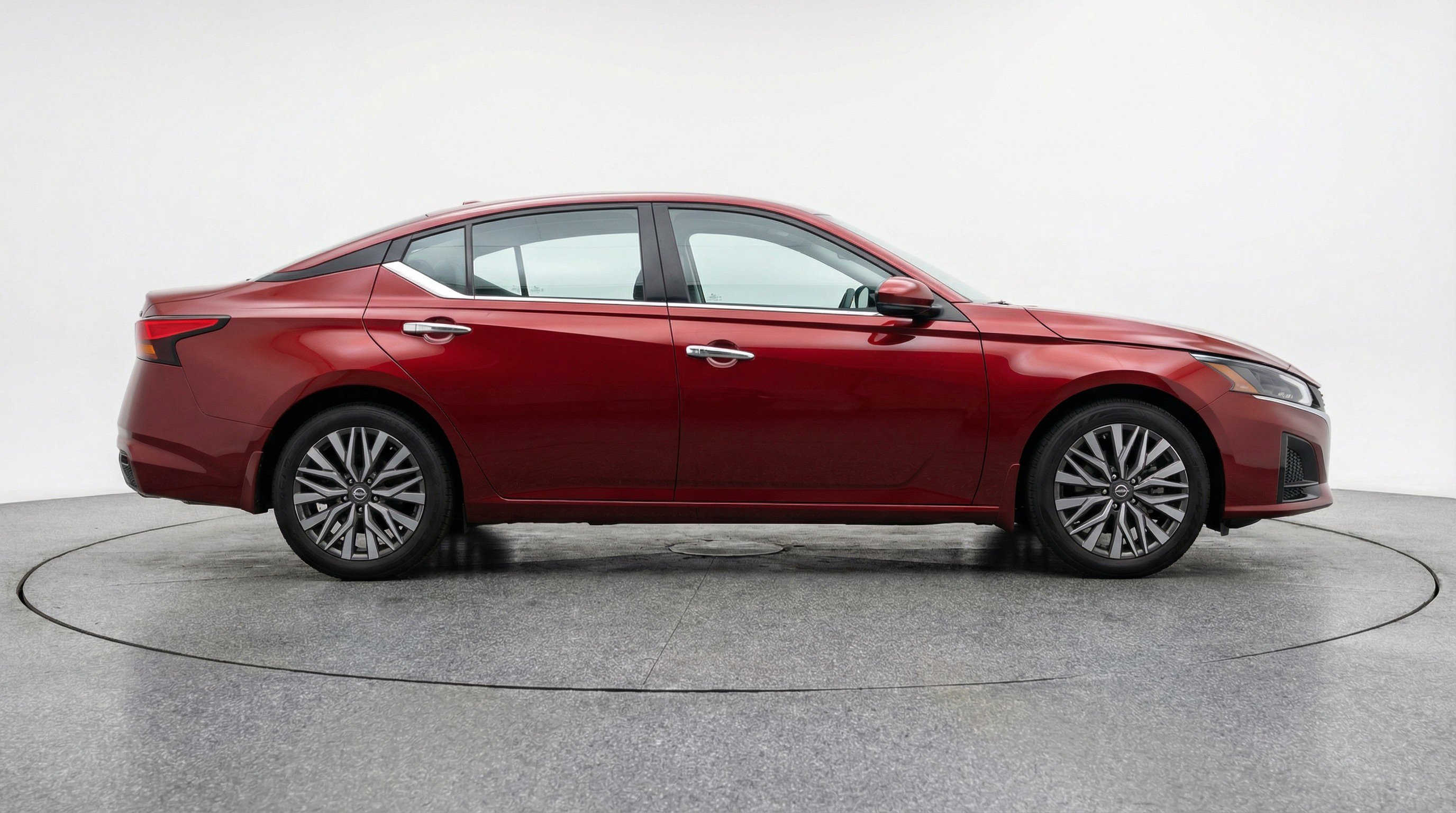 Used 2025 Nissan Altima 2.5 SV image 11