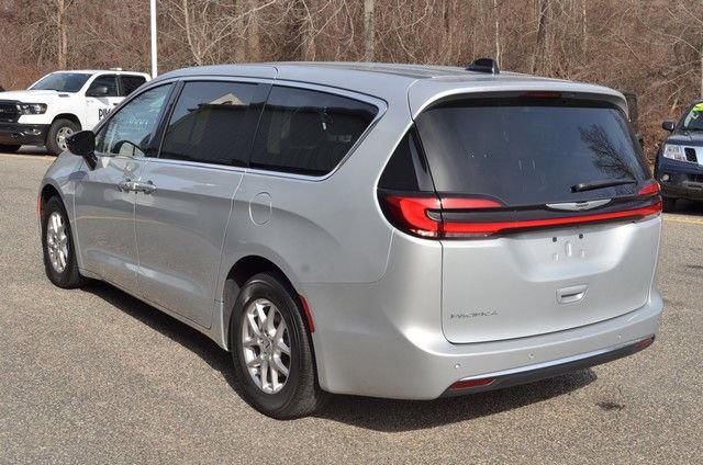 Used 2024 Chrysler Pacifica Touring-L image 6