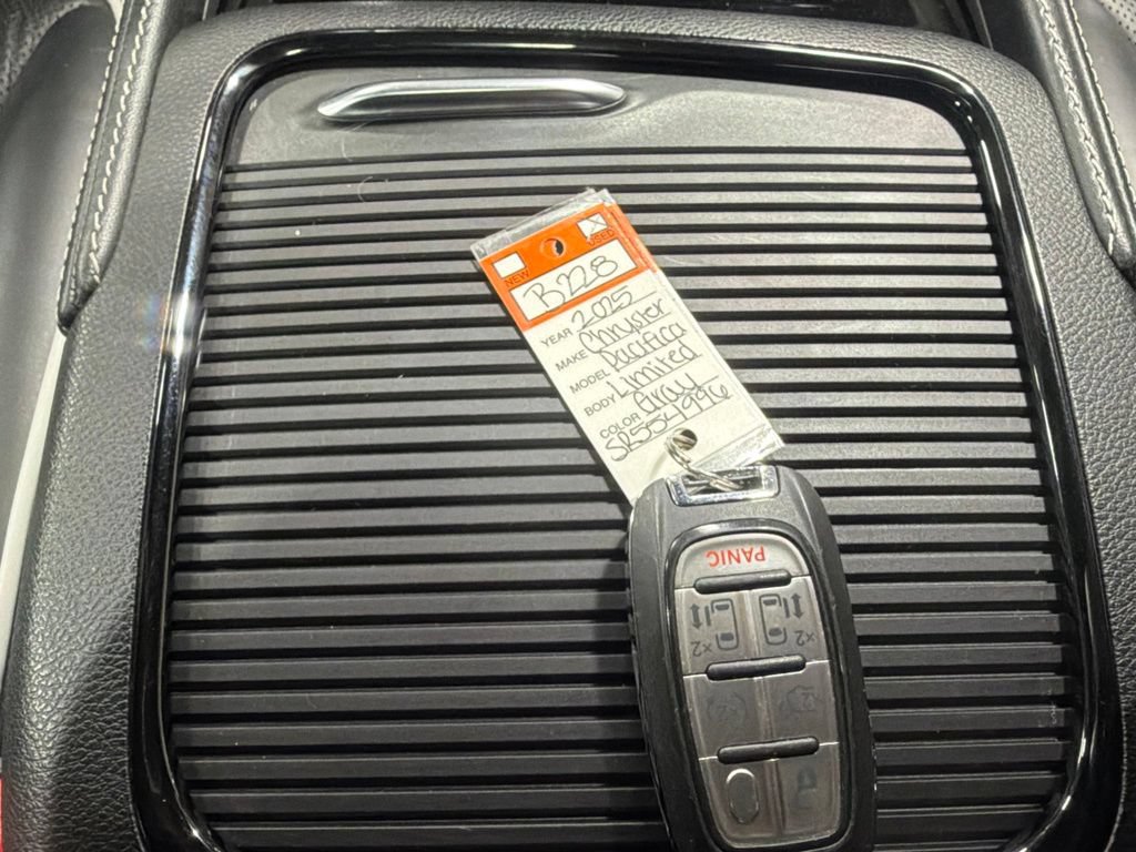 Used 2025 Chrysler Pacifica Limited FWD image 17