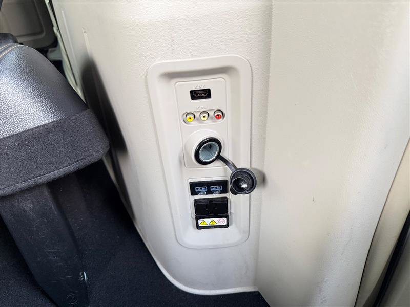 Used 2016 Chrysler Town & Country Touring FWD image 22