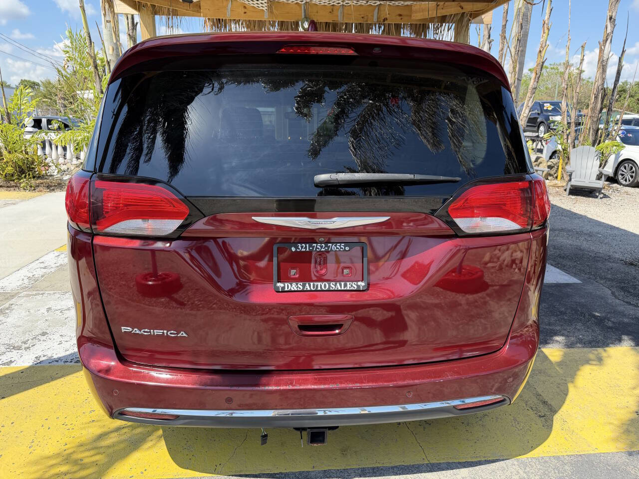 Used 2017 Chrysler Pacifica Touring-L Plus FWD image 6