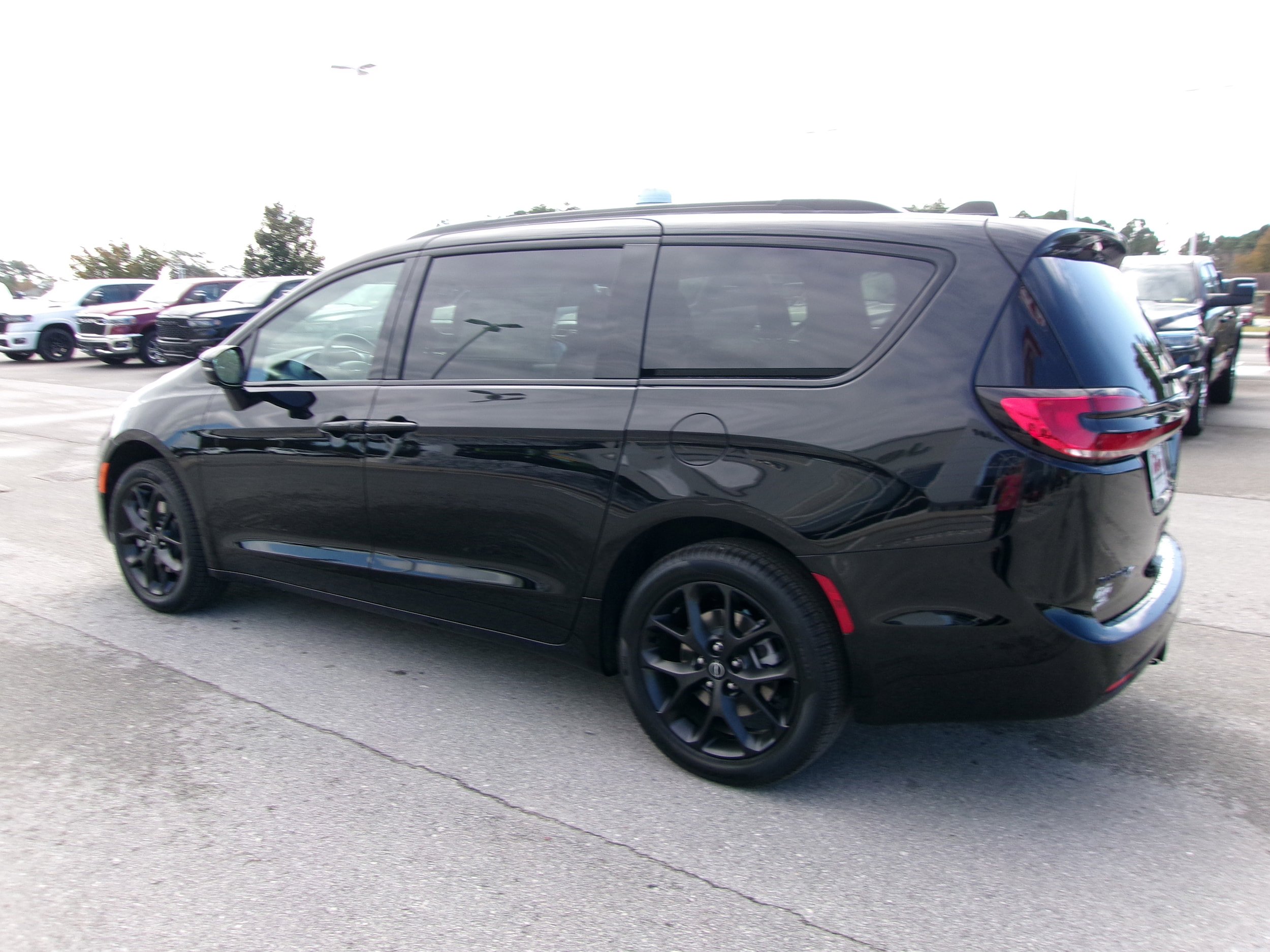 New 2026 Chrysler Pacifica Limited w/ S Appearance Package image 3