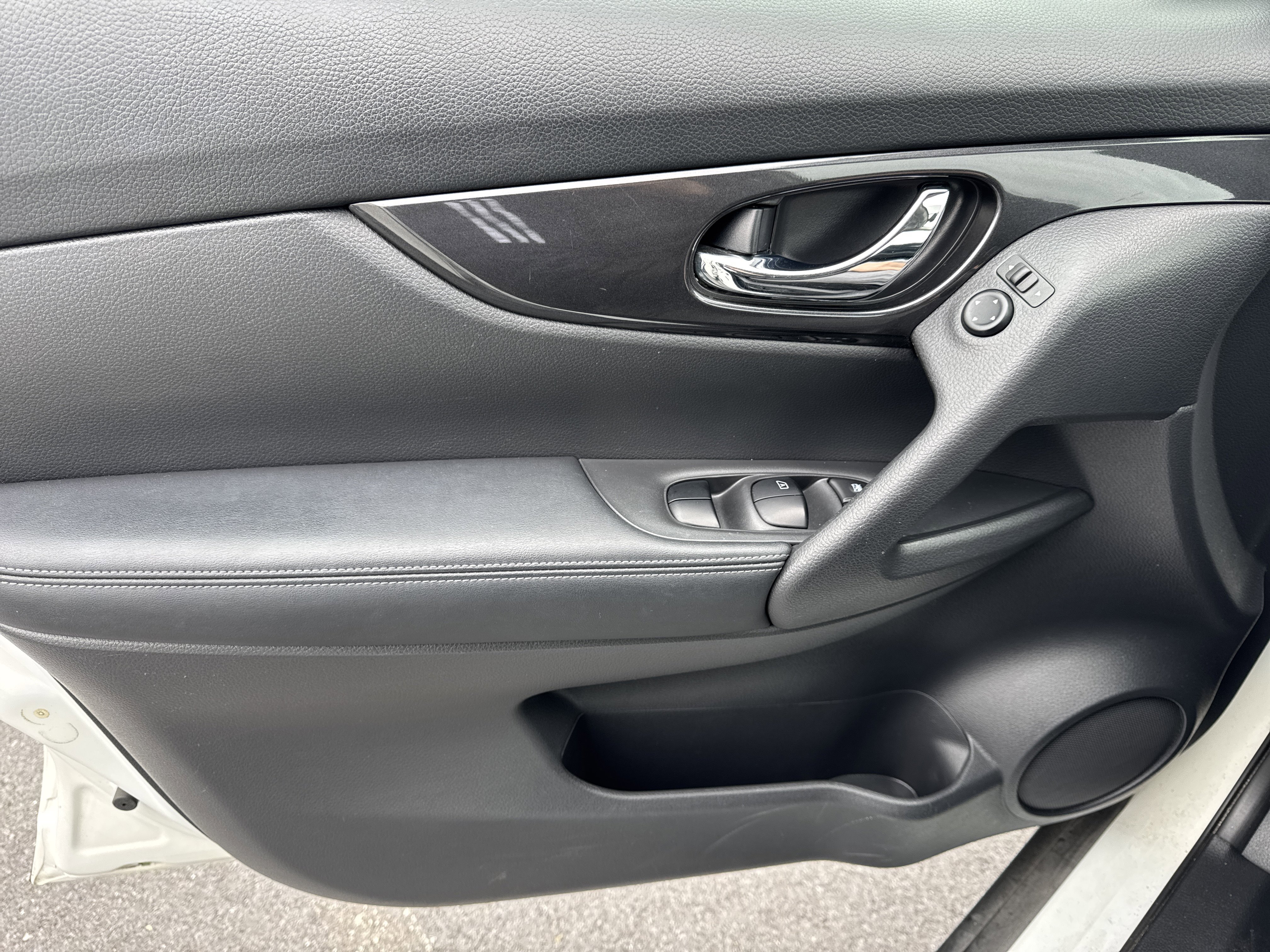 Used 2018 Nissan Rogue SV image 17