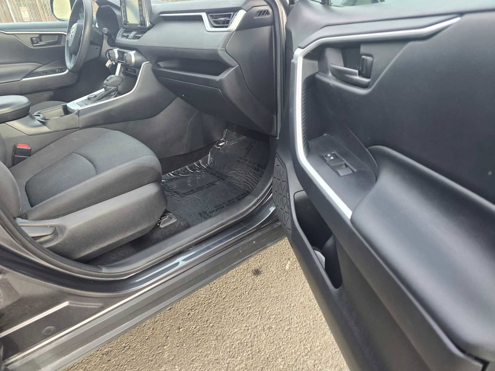 Used 2021 Toyota RAV4 LE image 10