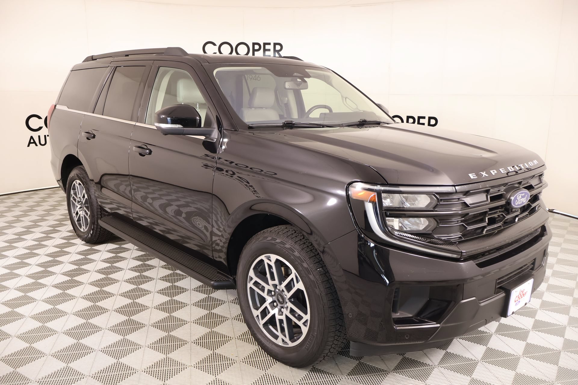 Used 2025 Ford Expedition Active AWD/4WD image 1
