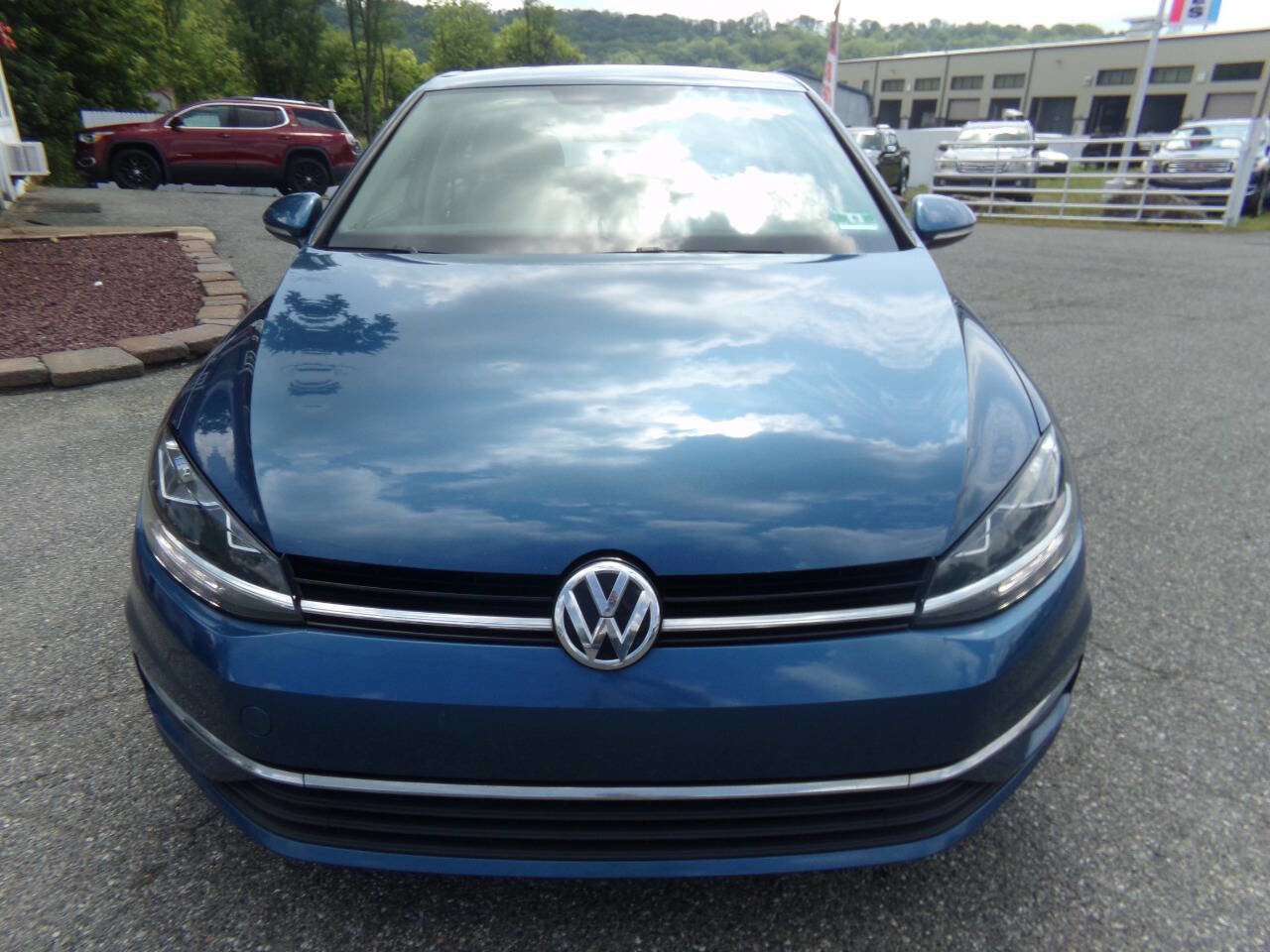 Used 2018 Volkswagen Golf S image 2