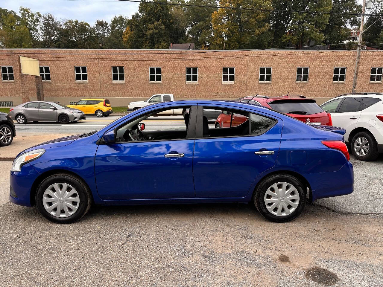 Used 2015 Nissan Versa SV image 3
