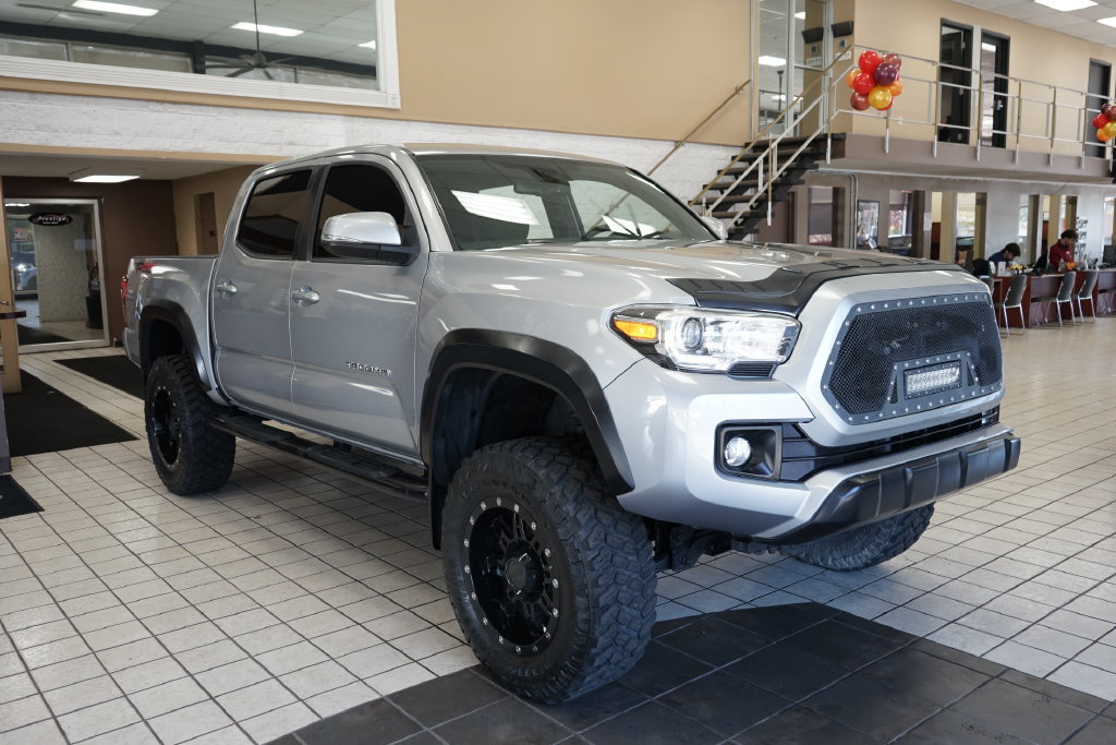 Used 2018 Toyota Tacoma TRD Off-Road w/ Technology Package AWD/4WD image 18